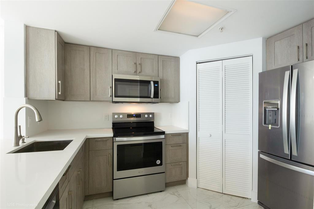 701 Brickell Key #2501, Miami FL 33131