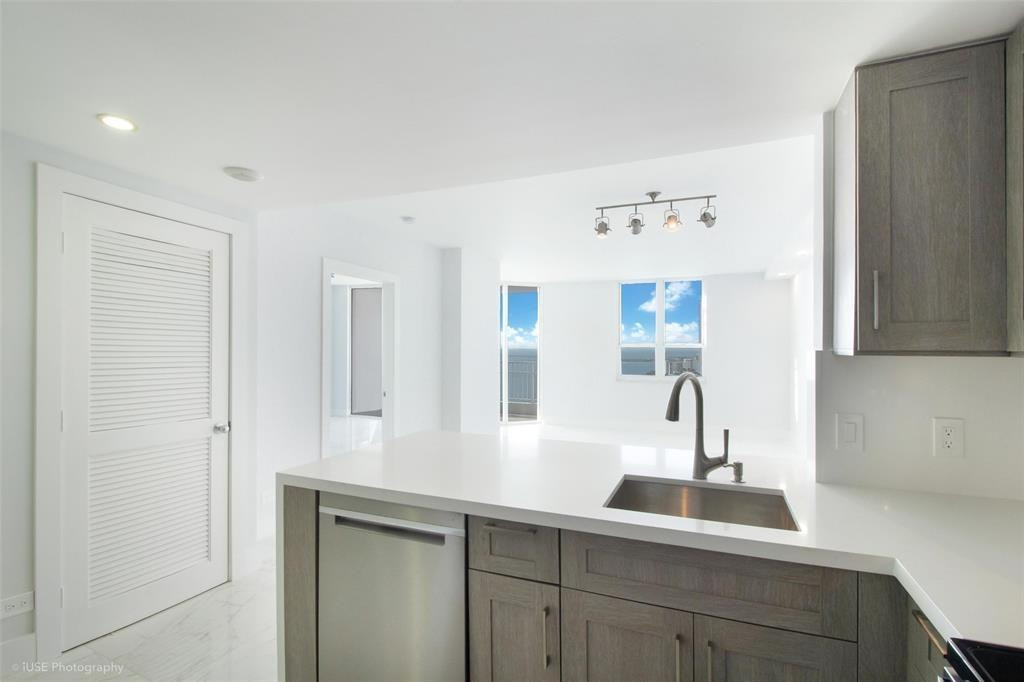 701 Brickell Key #2501, Miami FL 33131