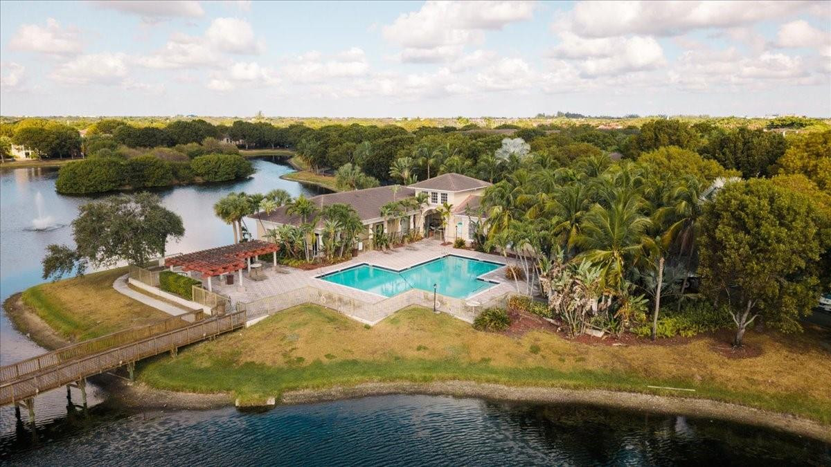2452 Centergate #202, Miramar FL 33025
