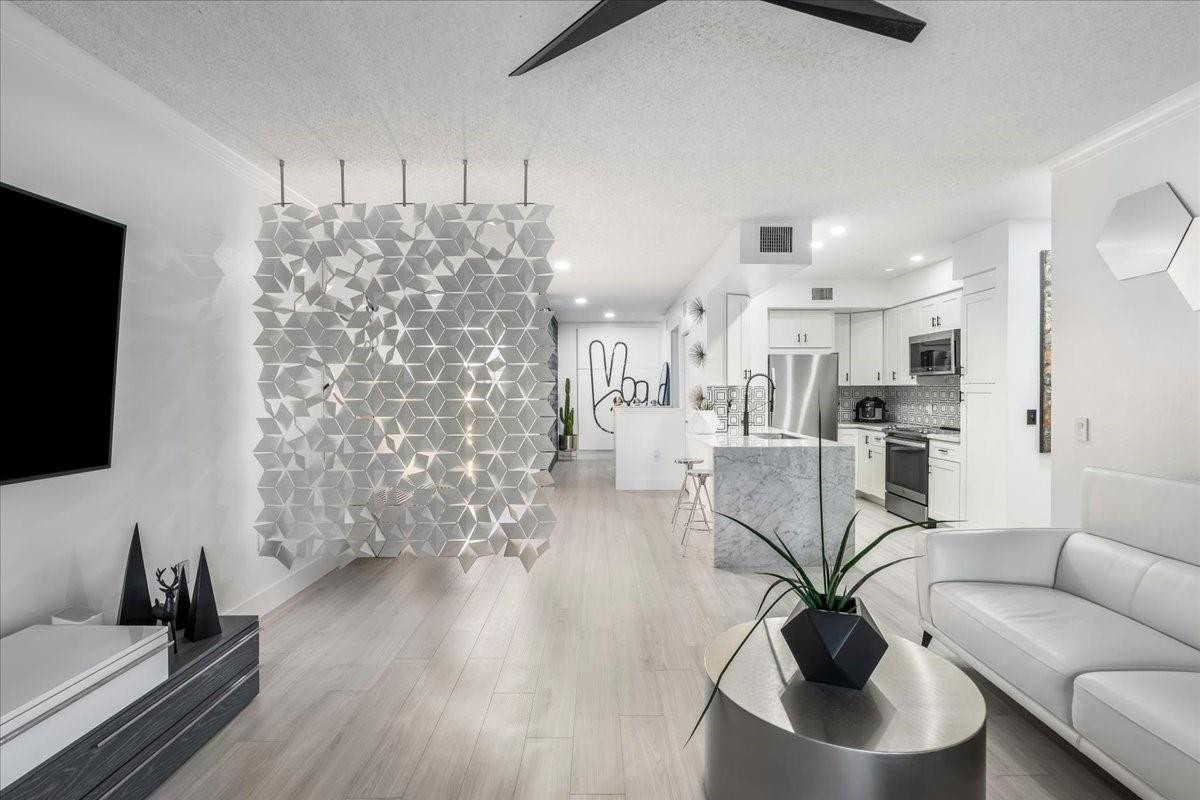 2452 Centergate #202, Miramar FL 33025
