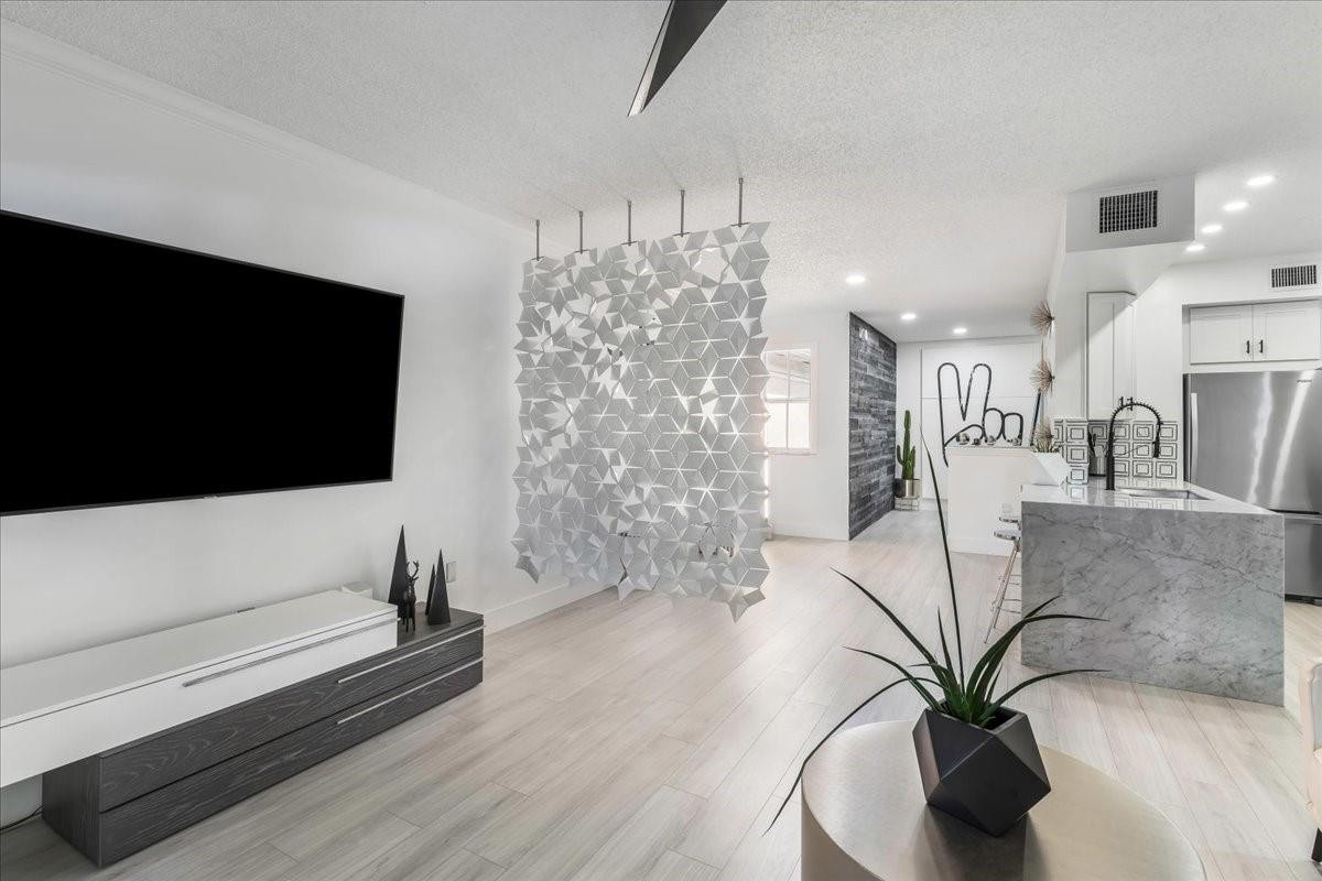 2452 Centergate #202, Miramar FL 33025