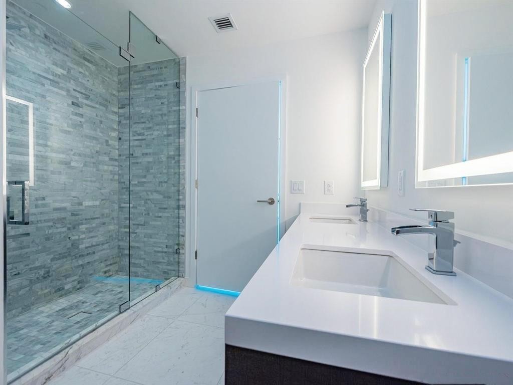 851 NE 1st #3500, Miami FL 33132