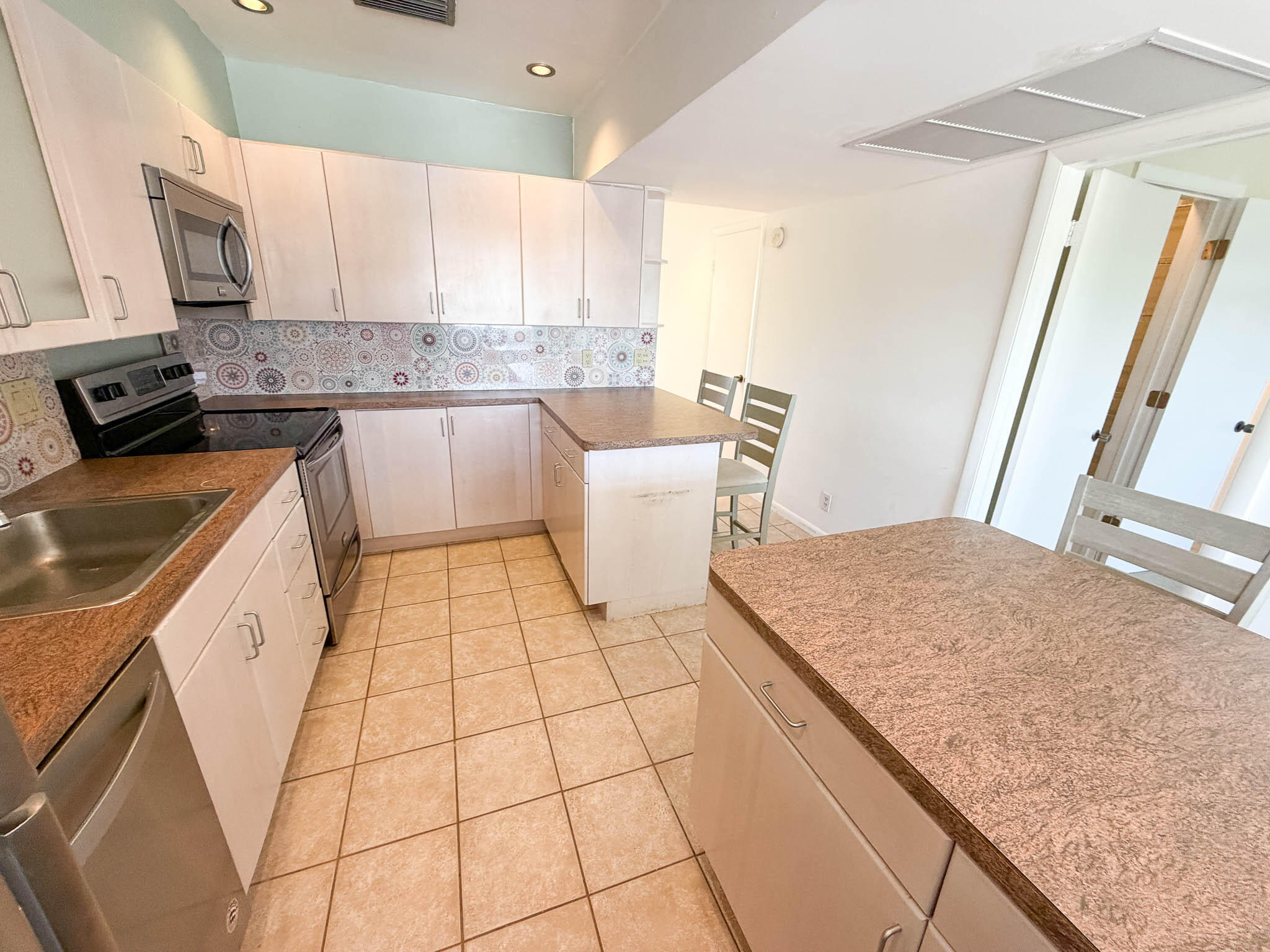 917 NE 16th #16, Fort Lauderdale FL 33304