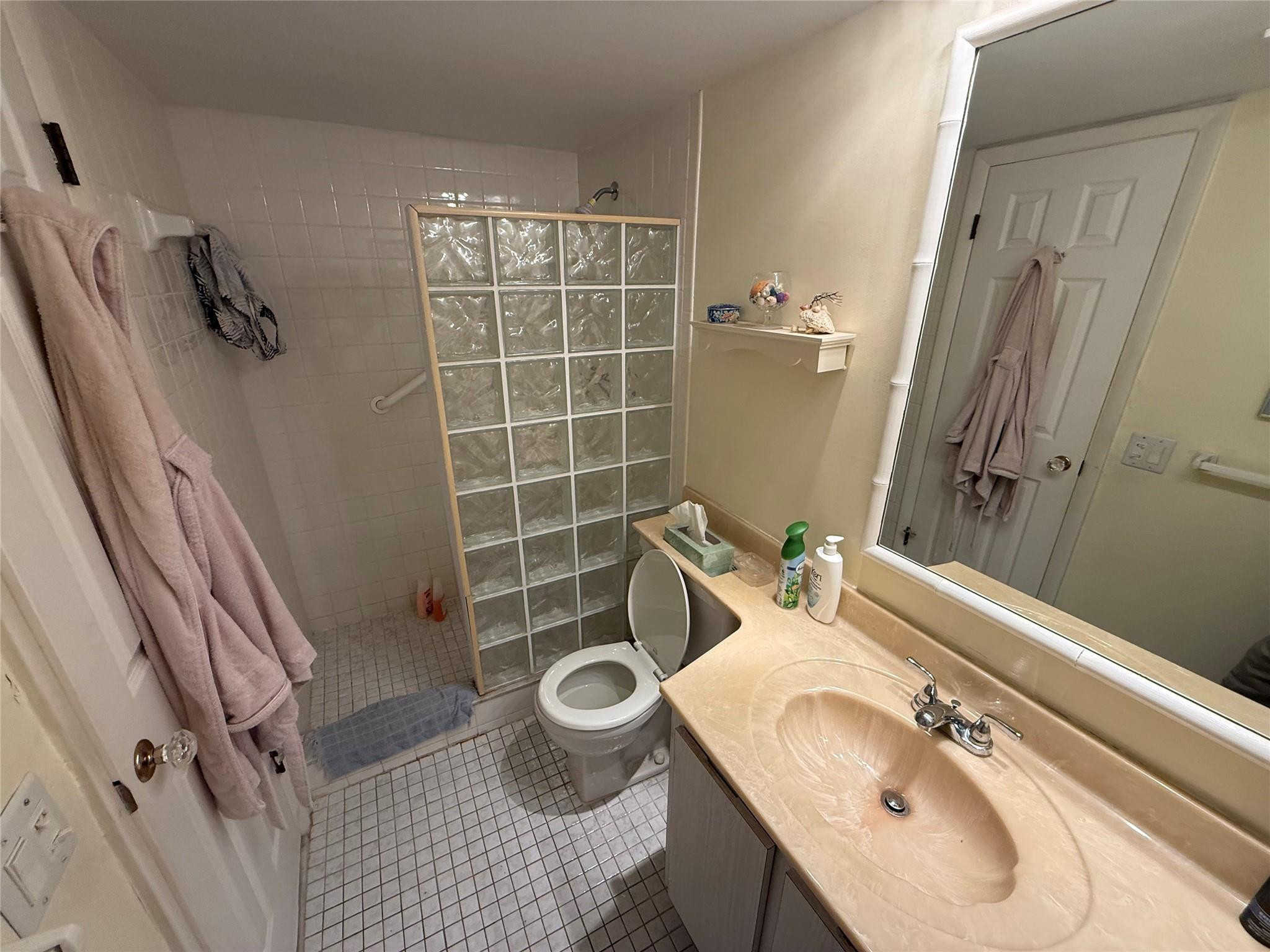 425 SE 11th #302, Dania Beach FL 33004