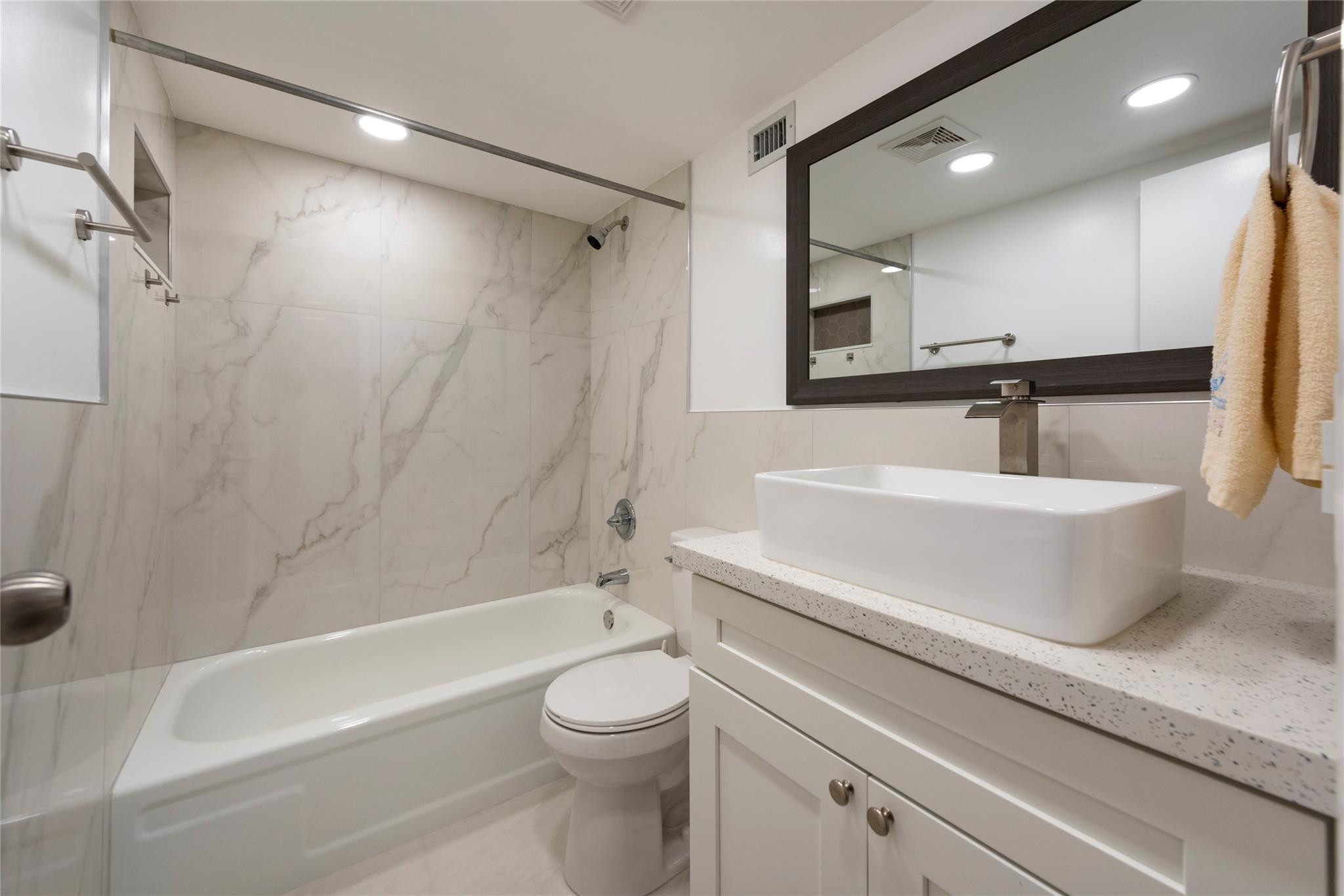 6100 NW 44th #302, Lauderhill FL 33319