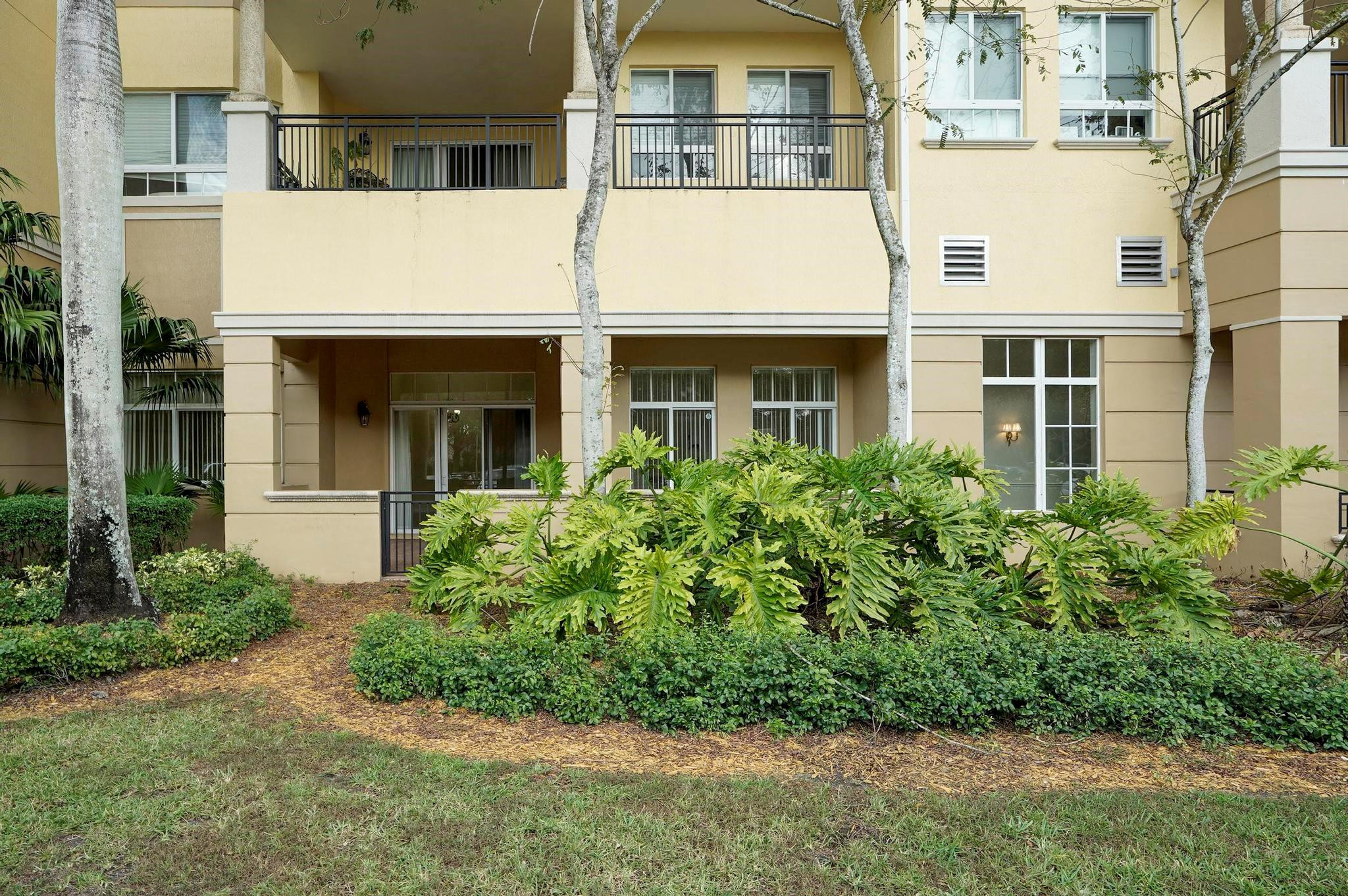 16102 Emerald Estates #108, Weston FL 33331