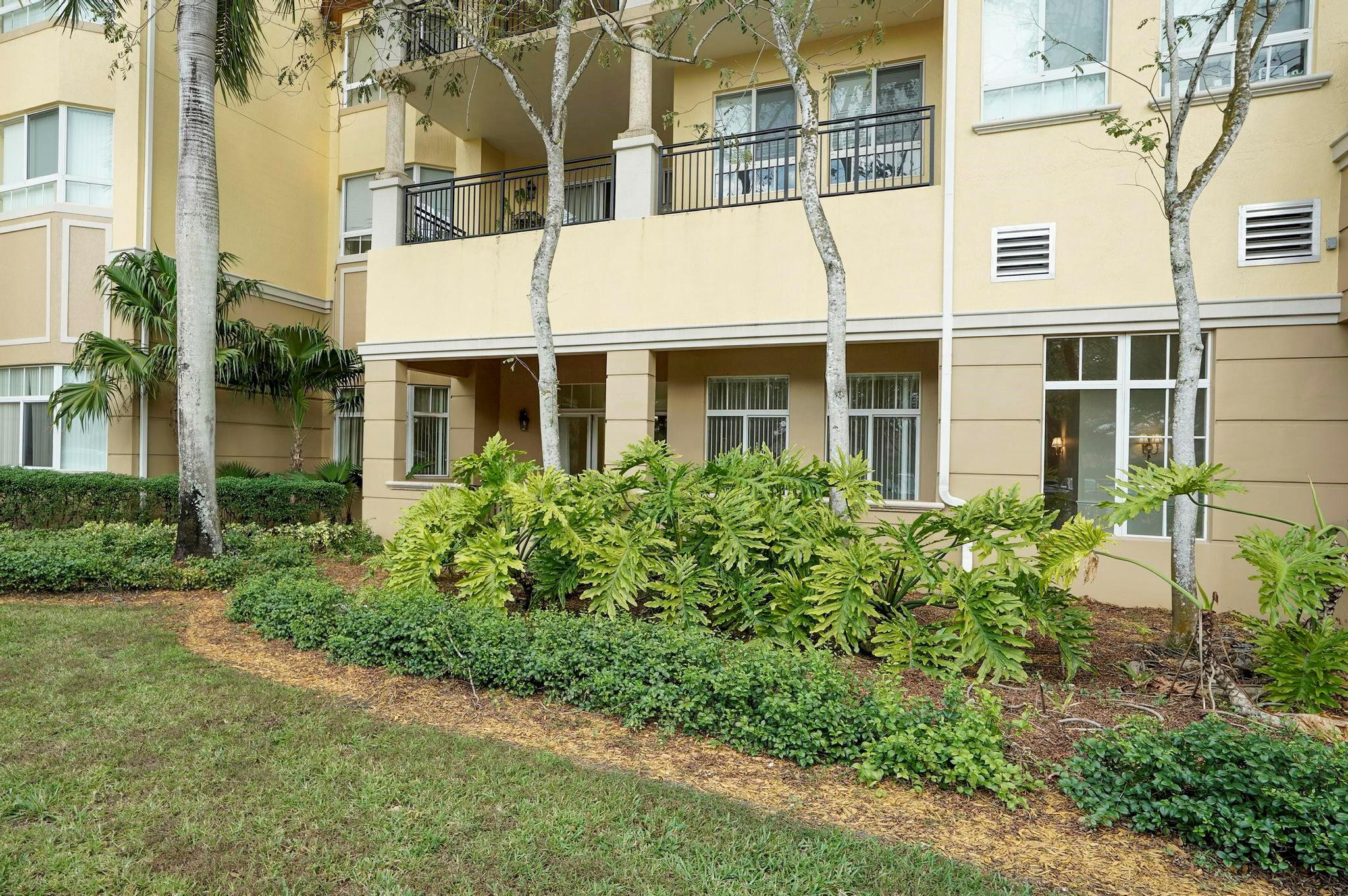 16102 Emerald Estates #108, Weston FL 33331