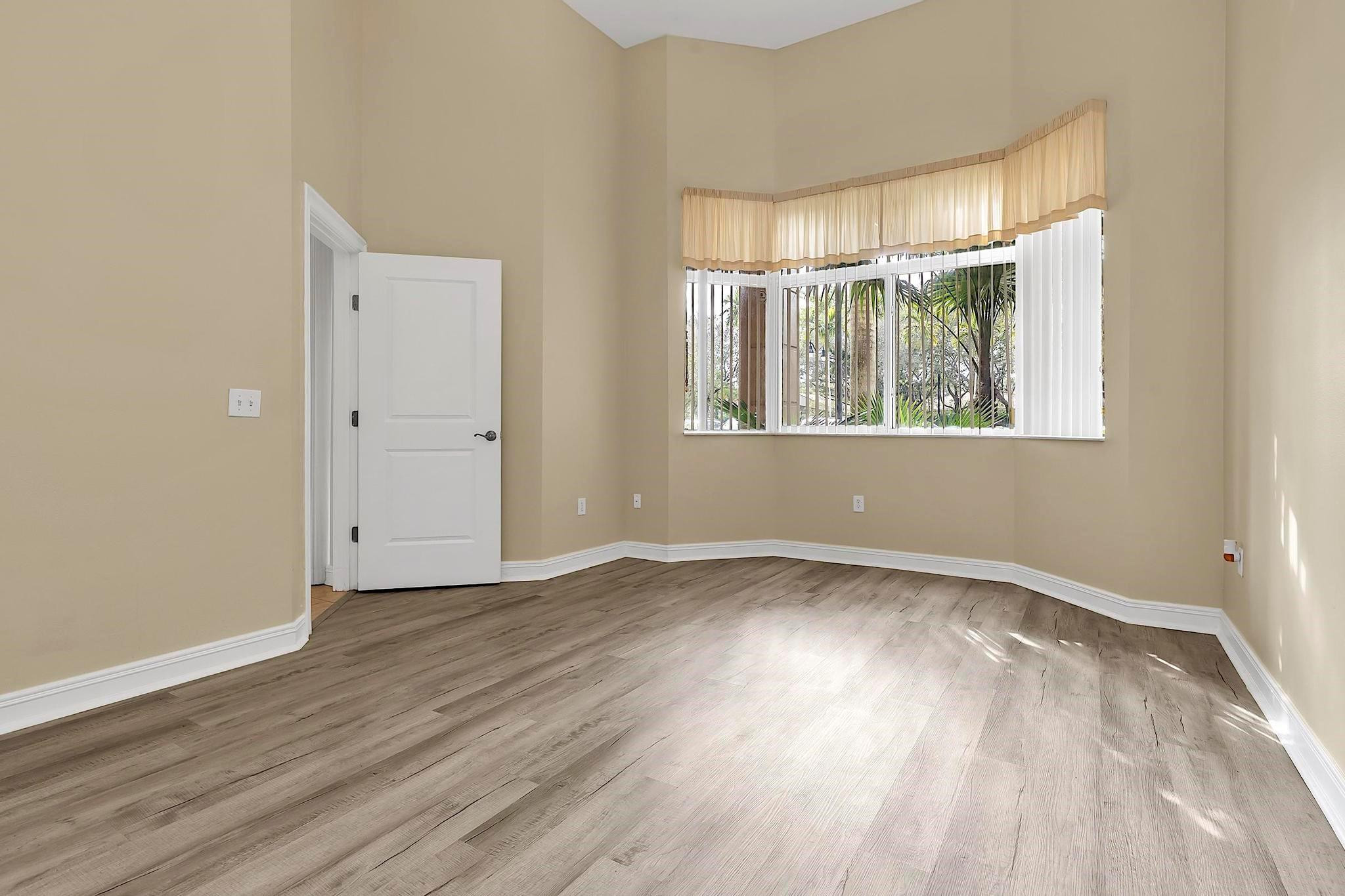 16102 Emerald Estates #108, Weston FL 33331