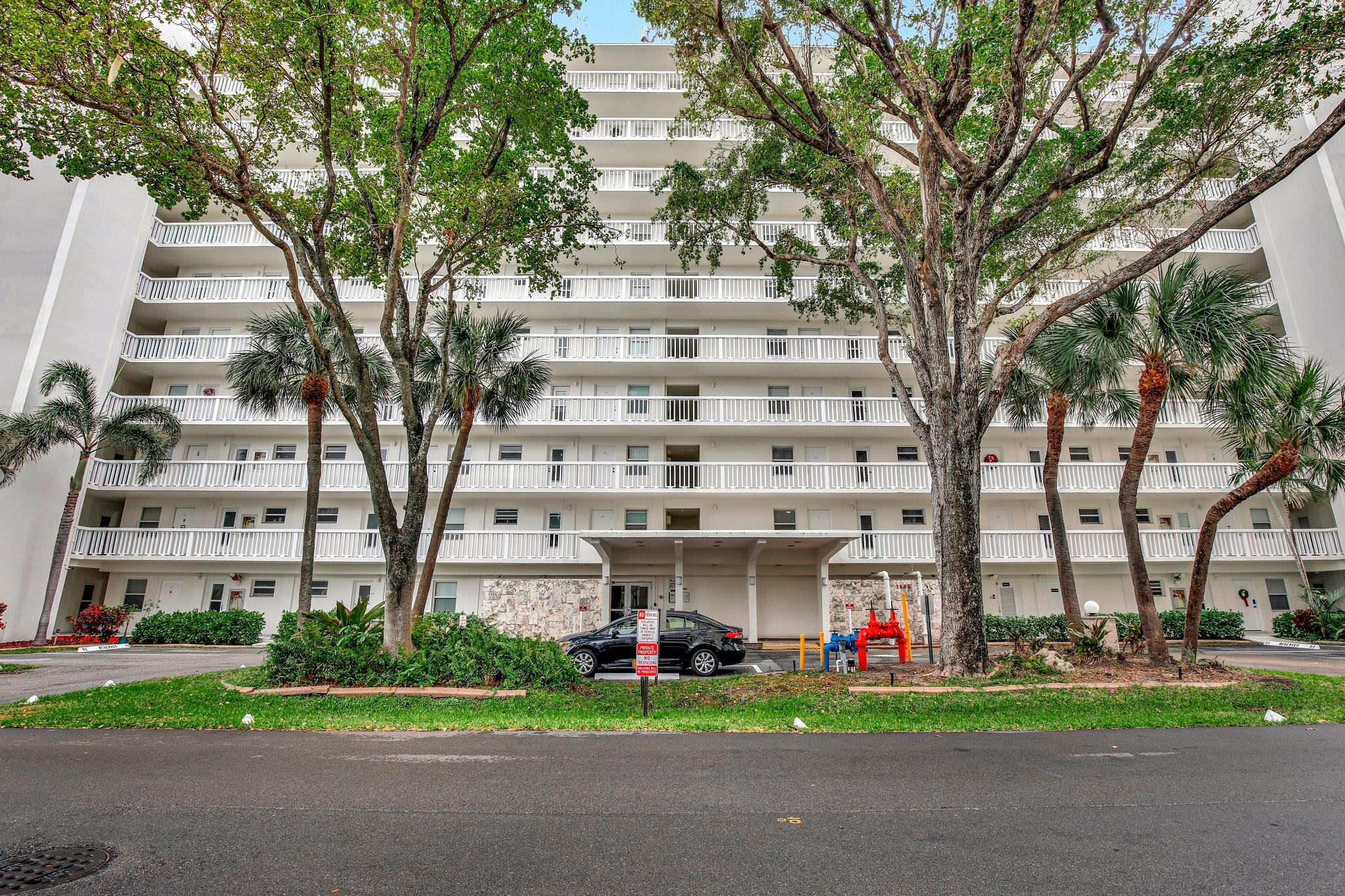 2555 NE 11th #Ph09, Fort Lauderdale FL 33304
