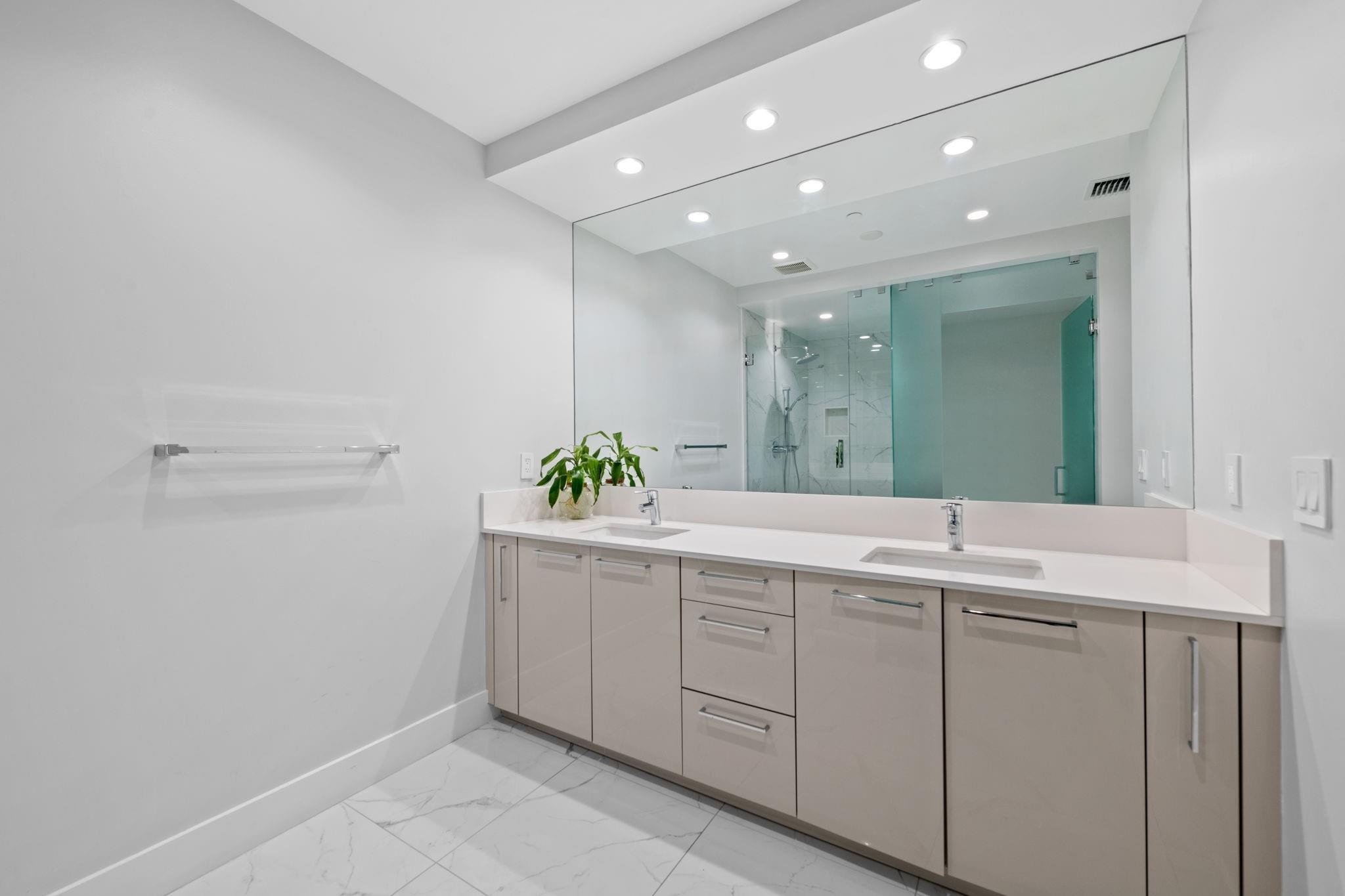 100 E Las Olas #2404, Fort Lauderdale FL 33301