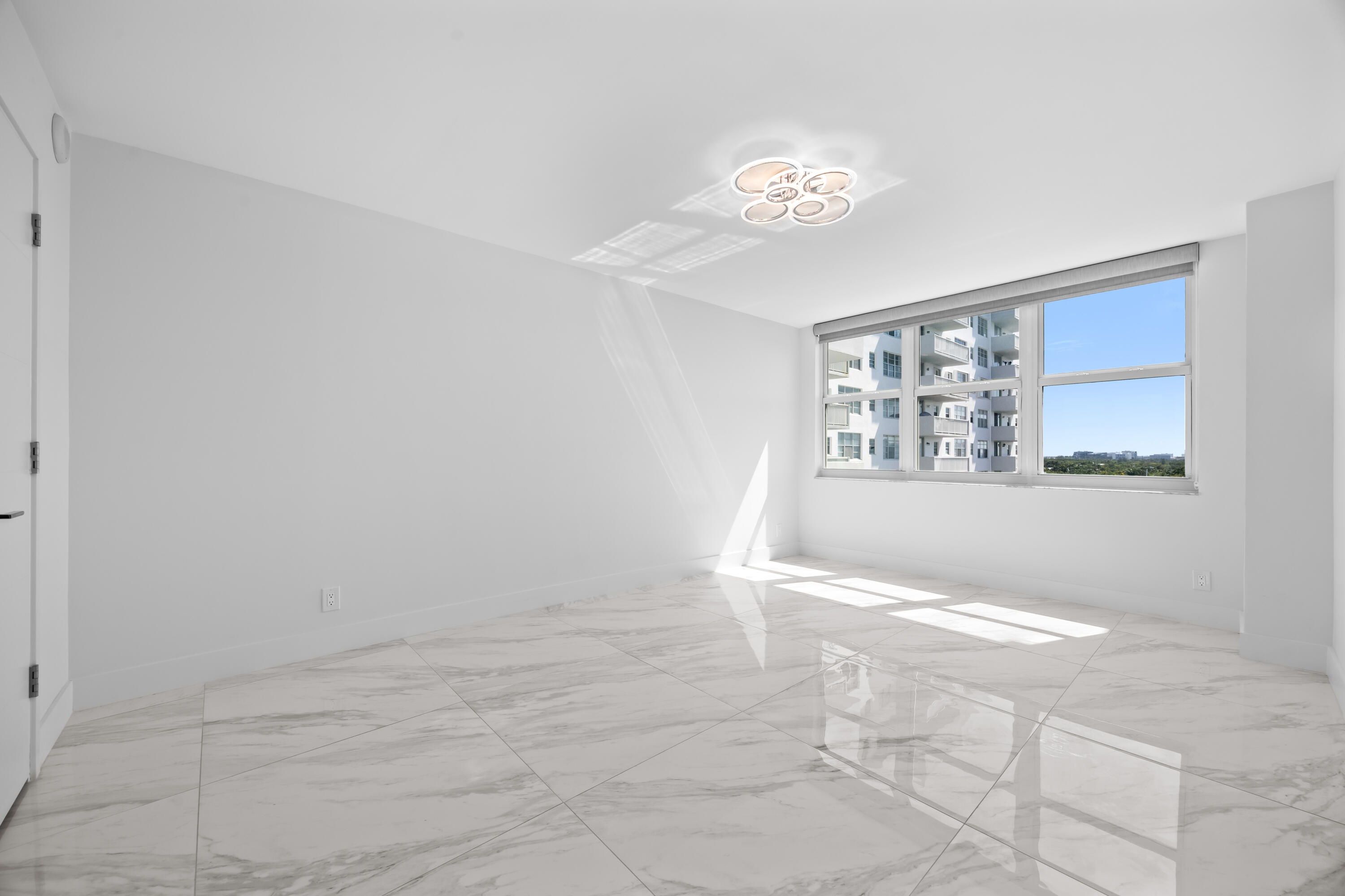 137 Golden Isles #914, Hallandale Beach FL 33009