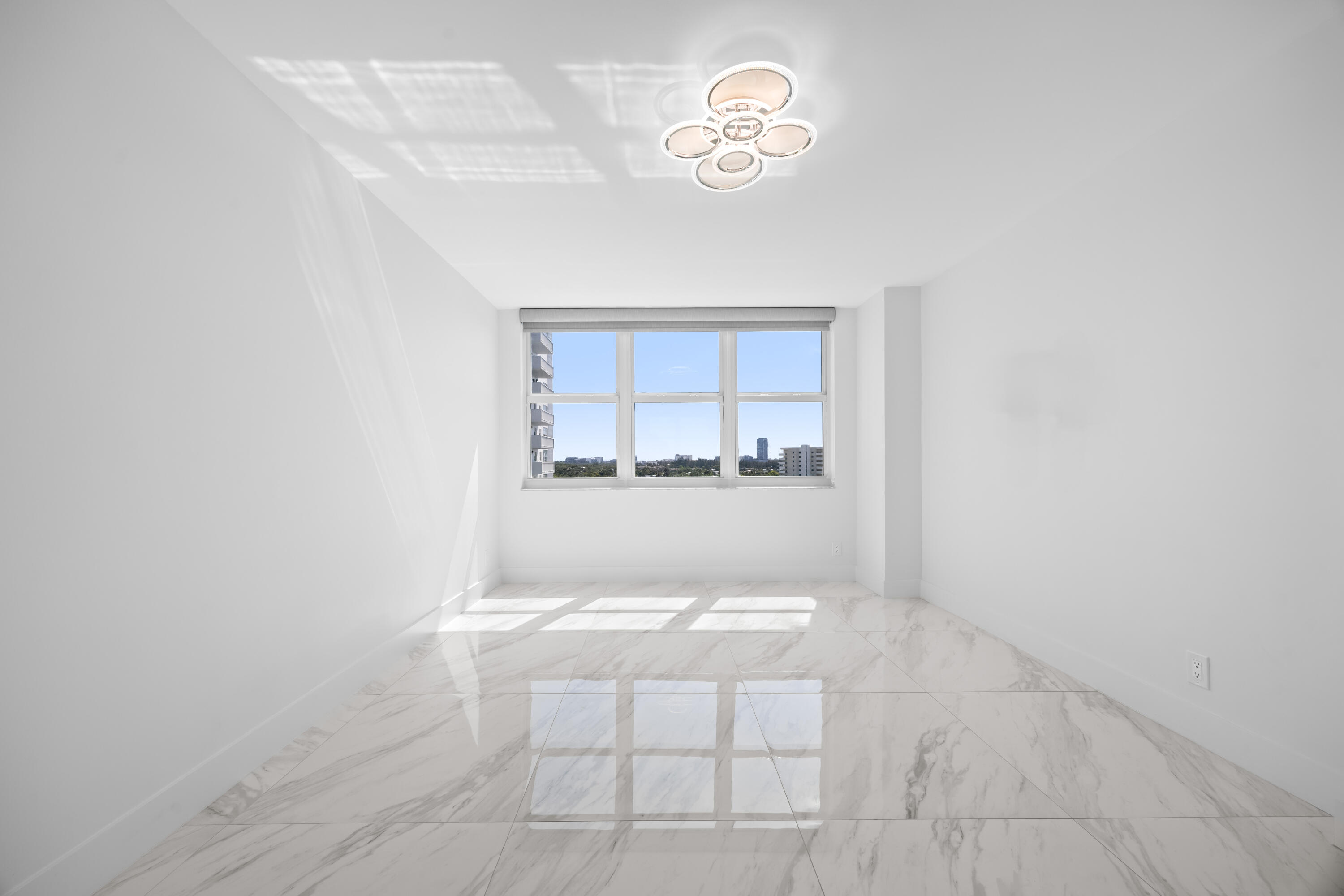 137 Golden Isles #914, Hallandale Beach FL 33009