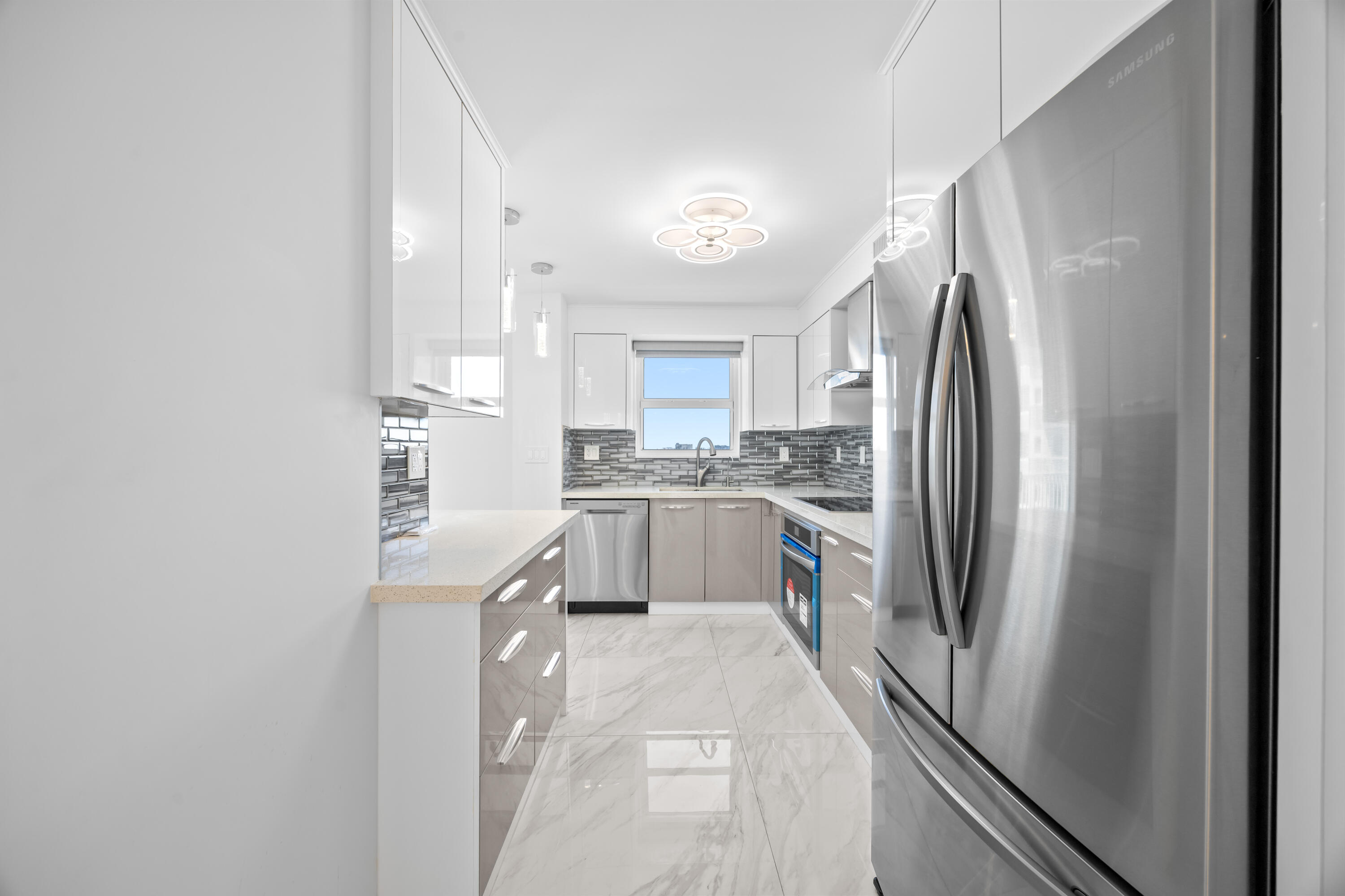 137 Golden Isles #914, Hallandale Beach FL 33009