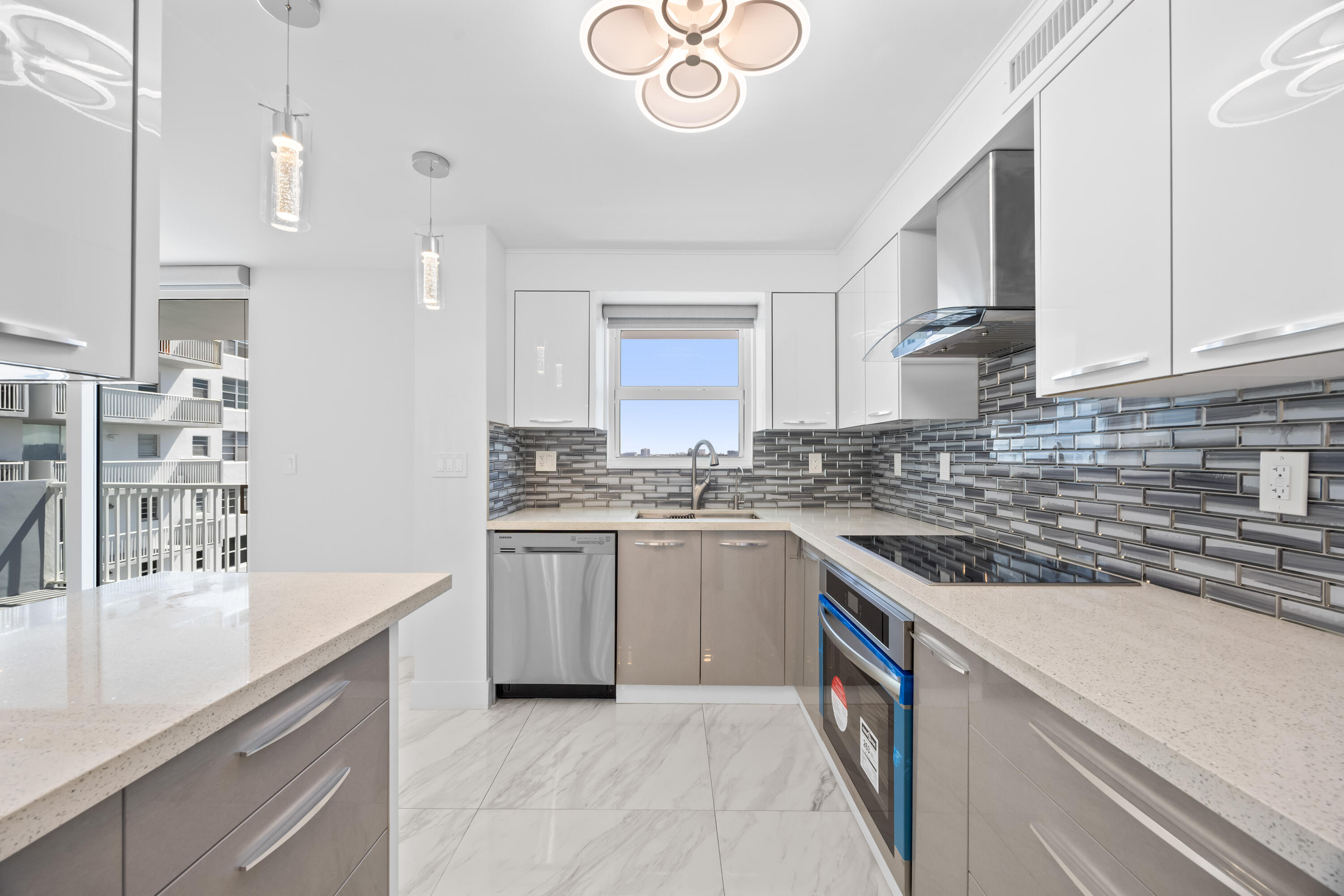 137 Golden Isles #914, Hallandale Beach FL 33009