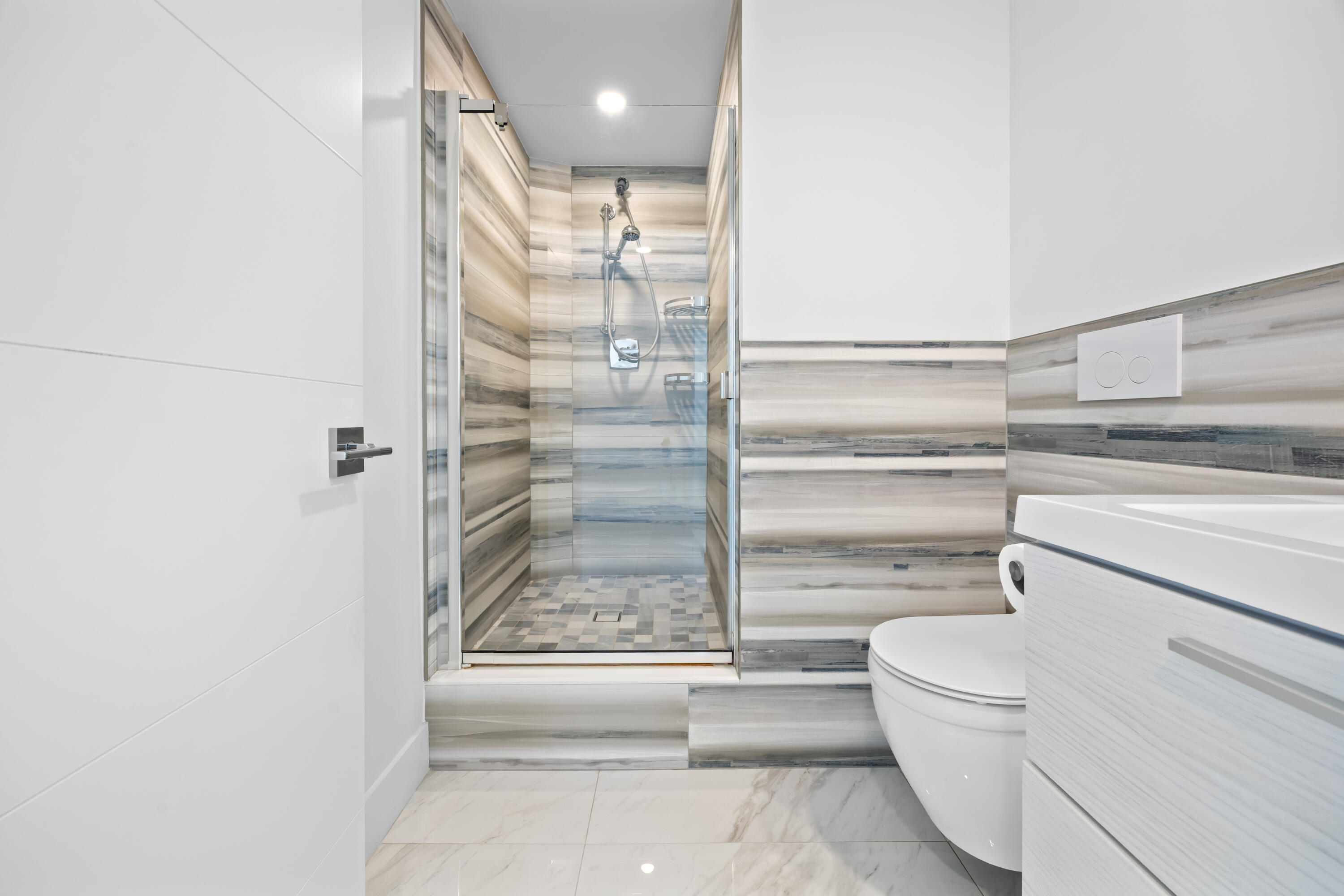 137 Golden Isles #914, Hallandale Beach FL 33009