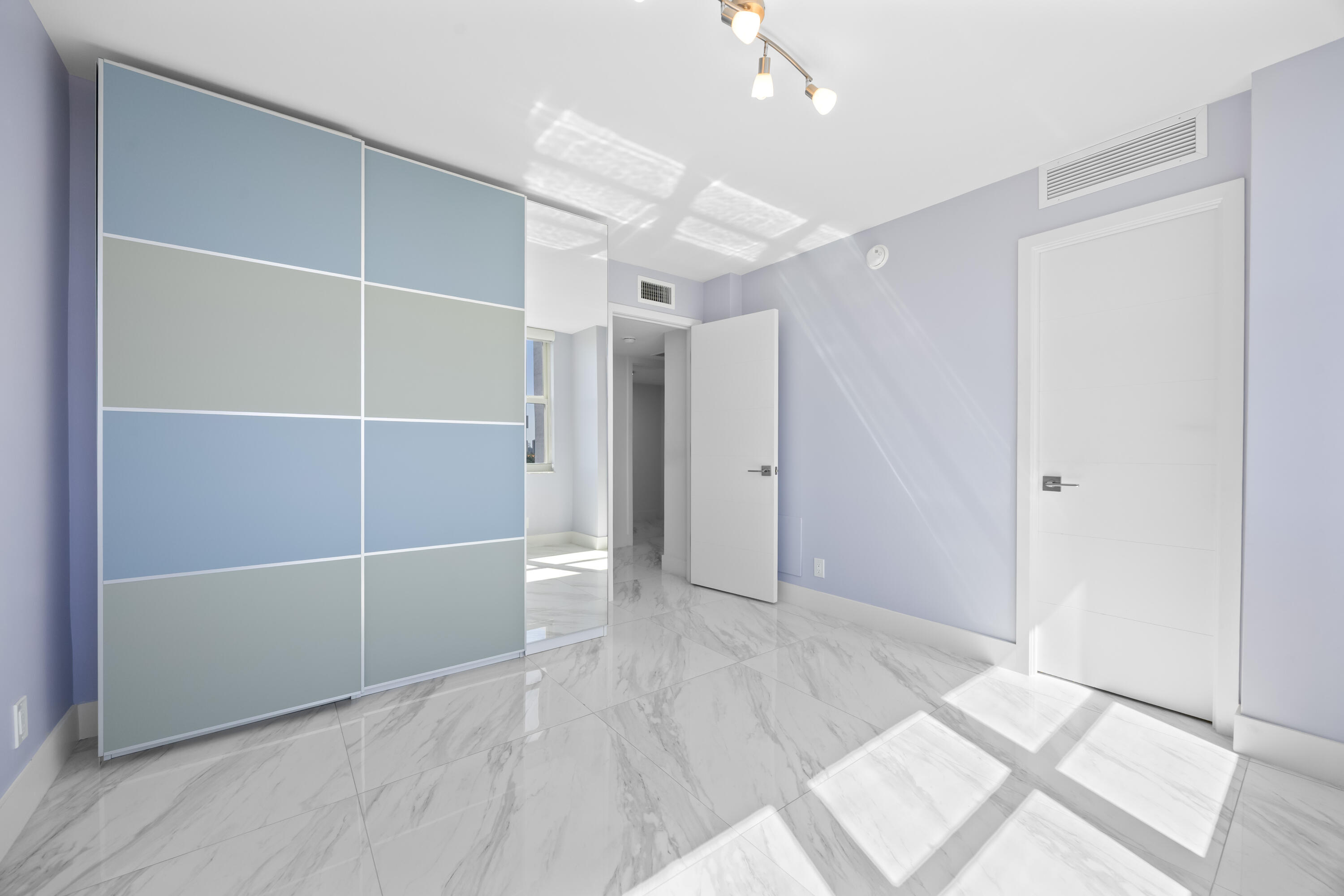 137 Golden Isles #914, Hallandale Beach FL 33009