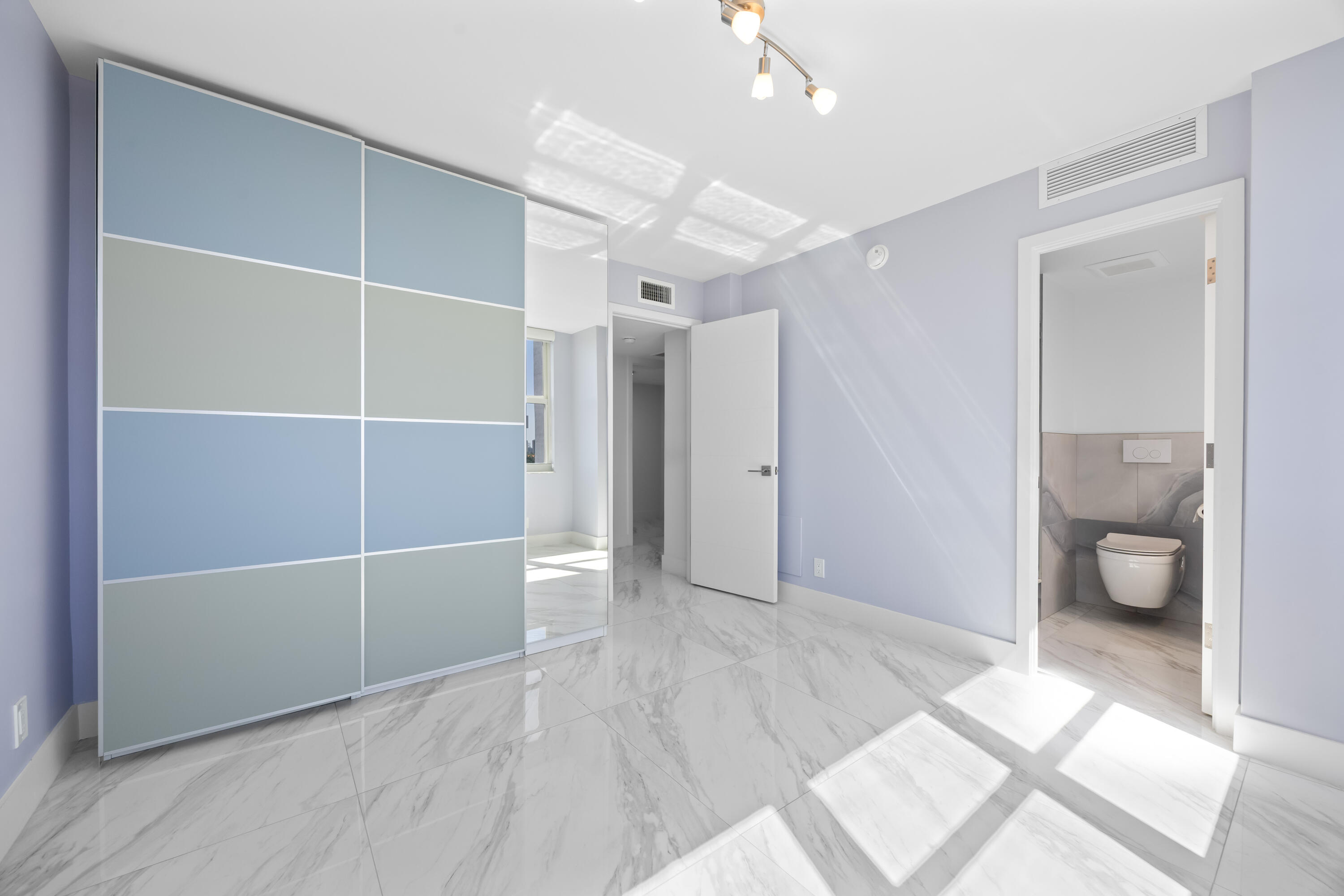137 Golden Isles #914, Hallandale Beach FL 33009