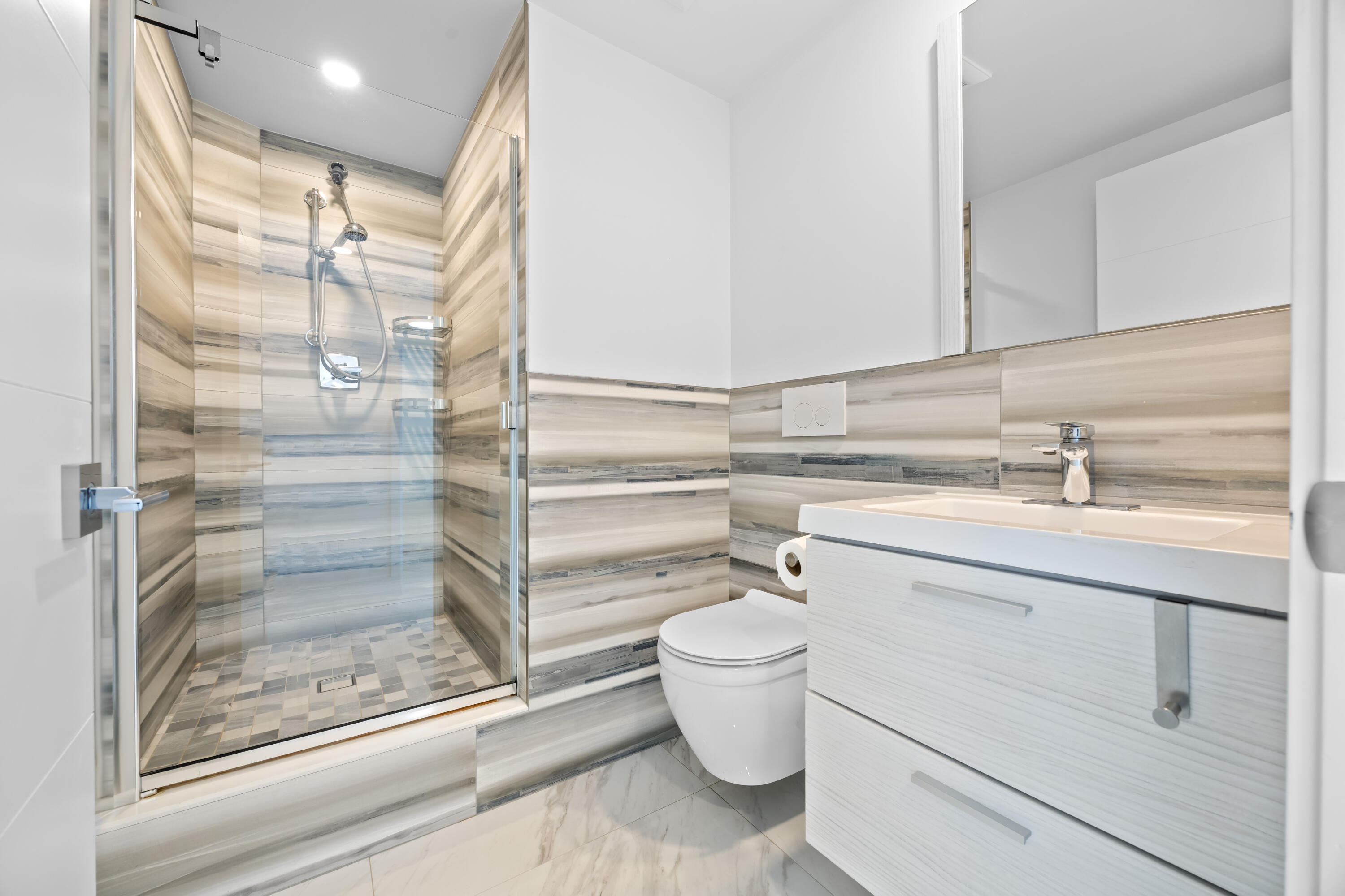 137 Golden Isles #914, Hallandale Beach FL 33009