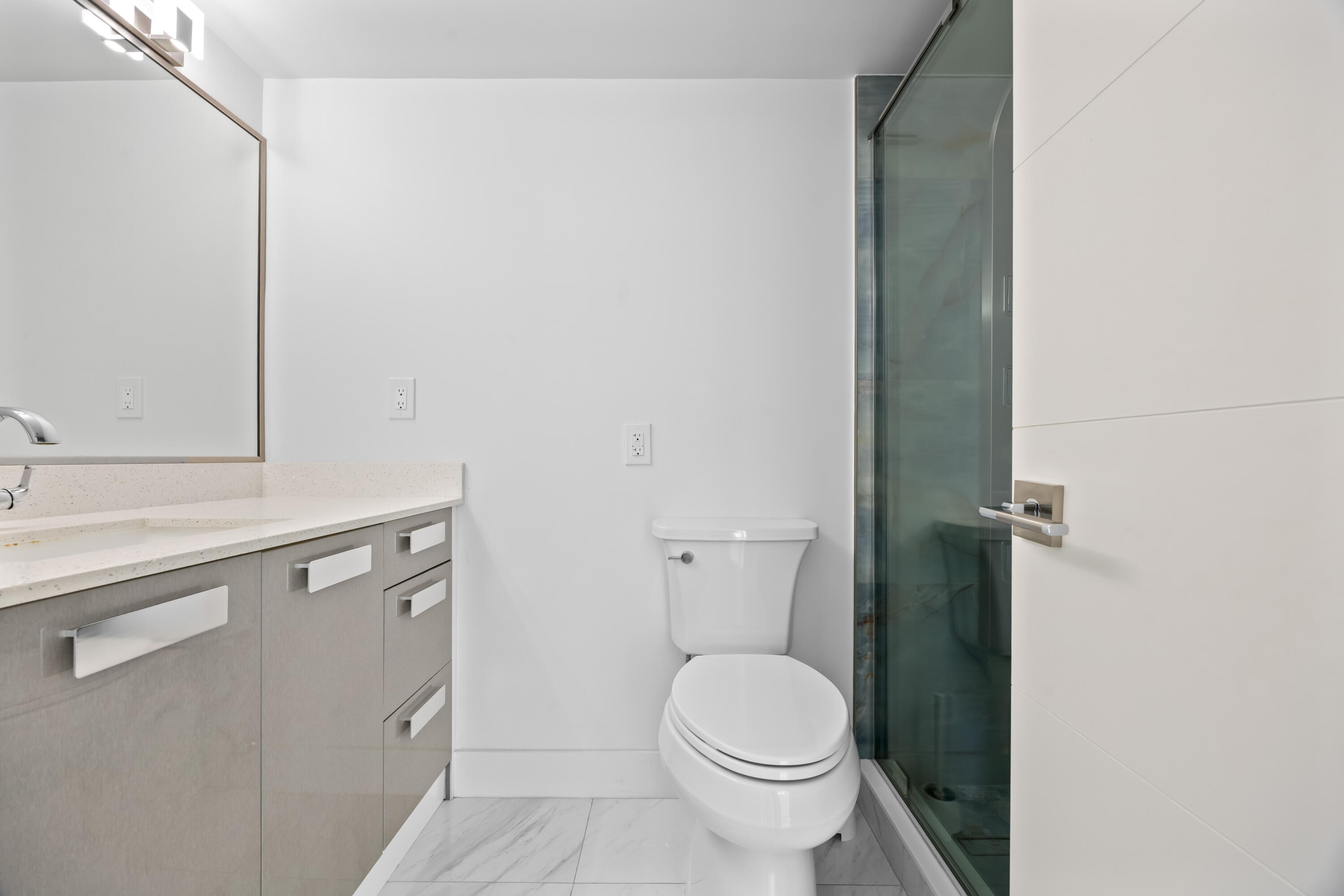137 Golden Isles #914, Hallandale Beach FL 33009