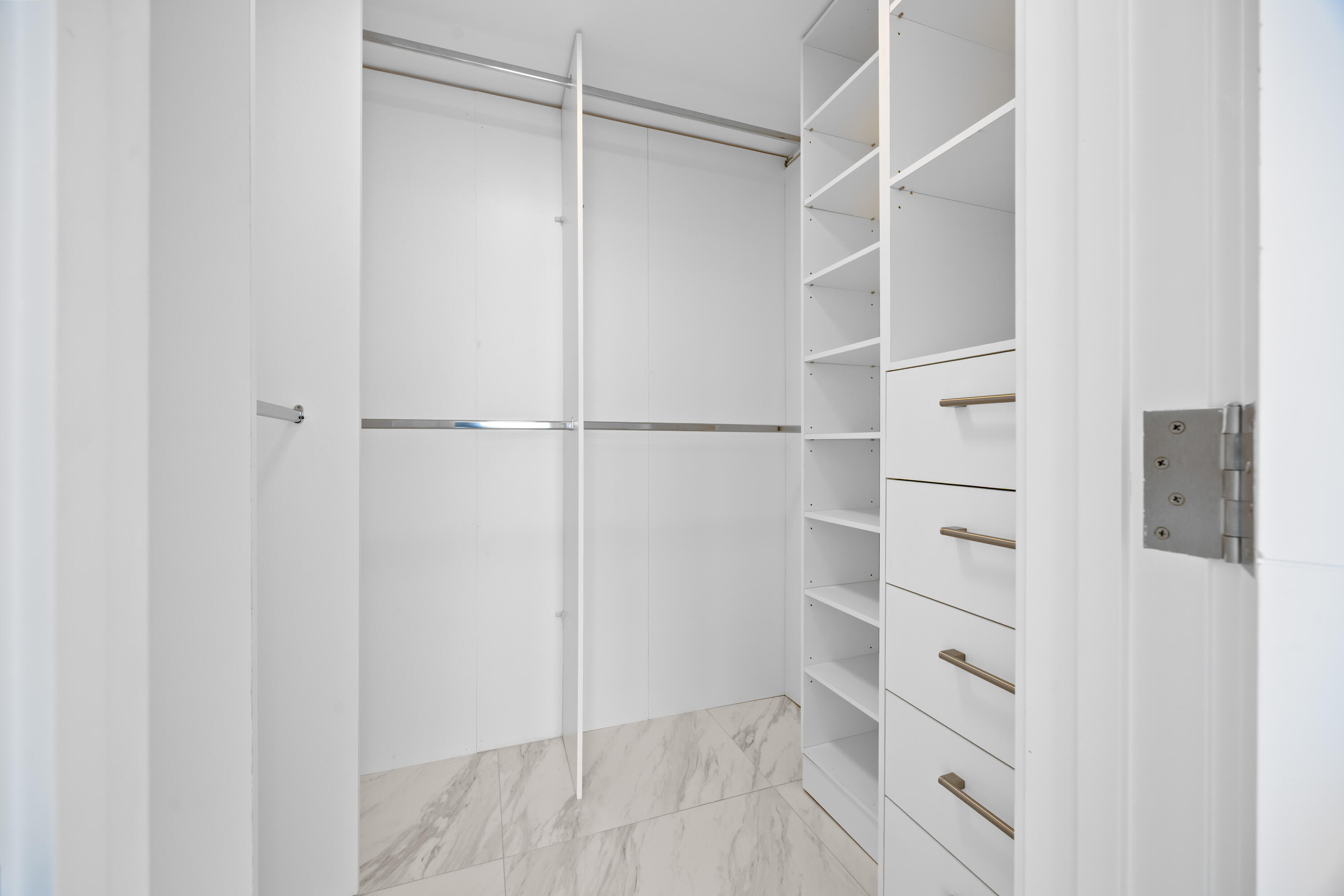 137 Golden Isles #914, Hallandale Beach FL 33009