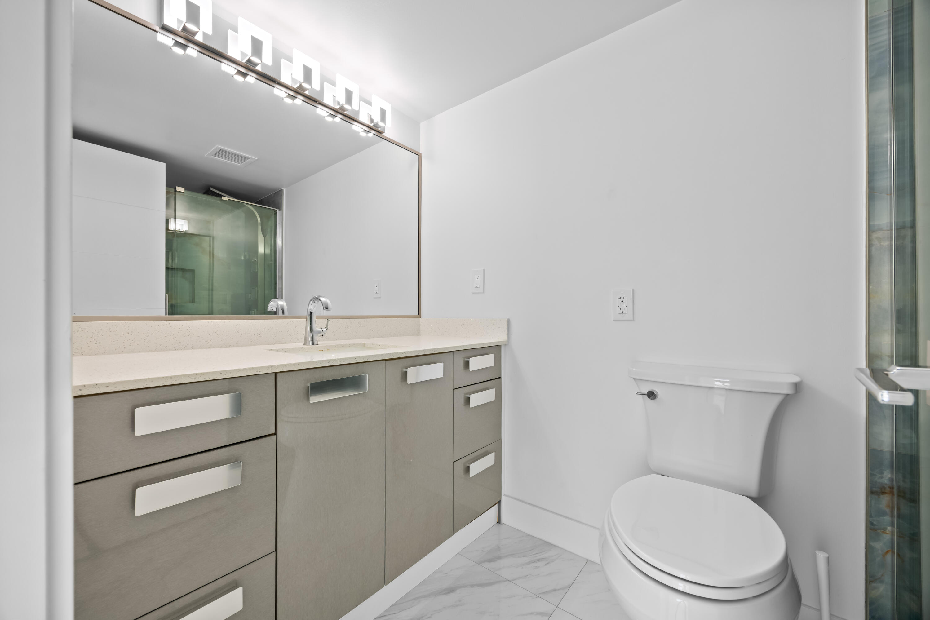 137 Golden Isles #914, Hallandale Beach FL 33009