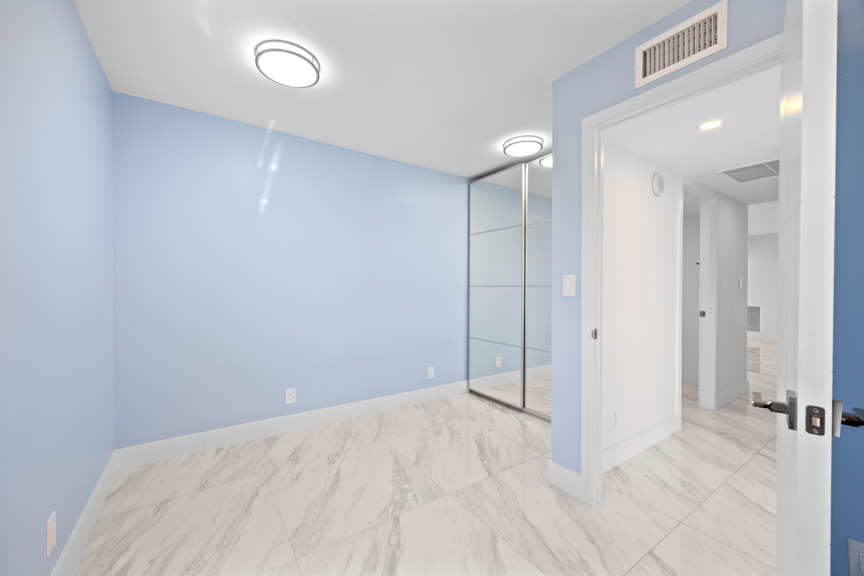 137 Golden Isles #914, Hallandale Beach FL 33009