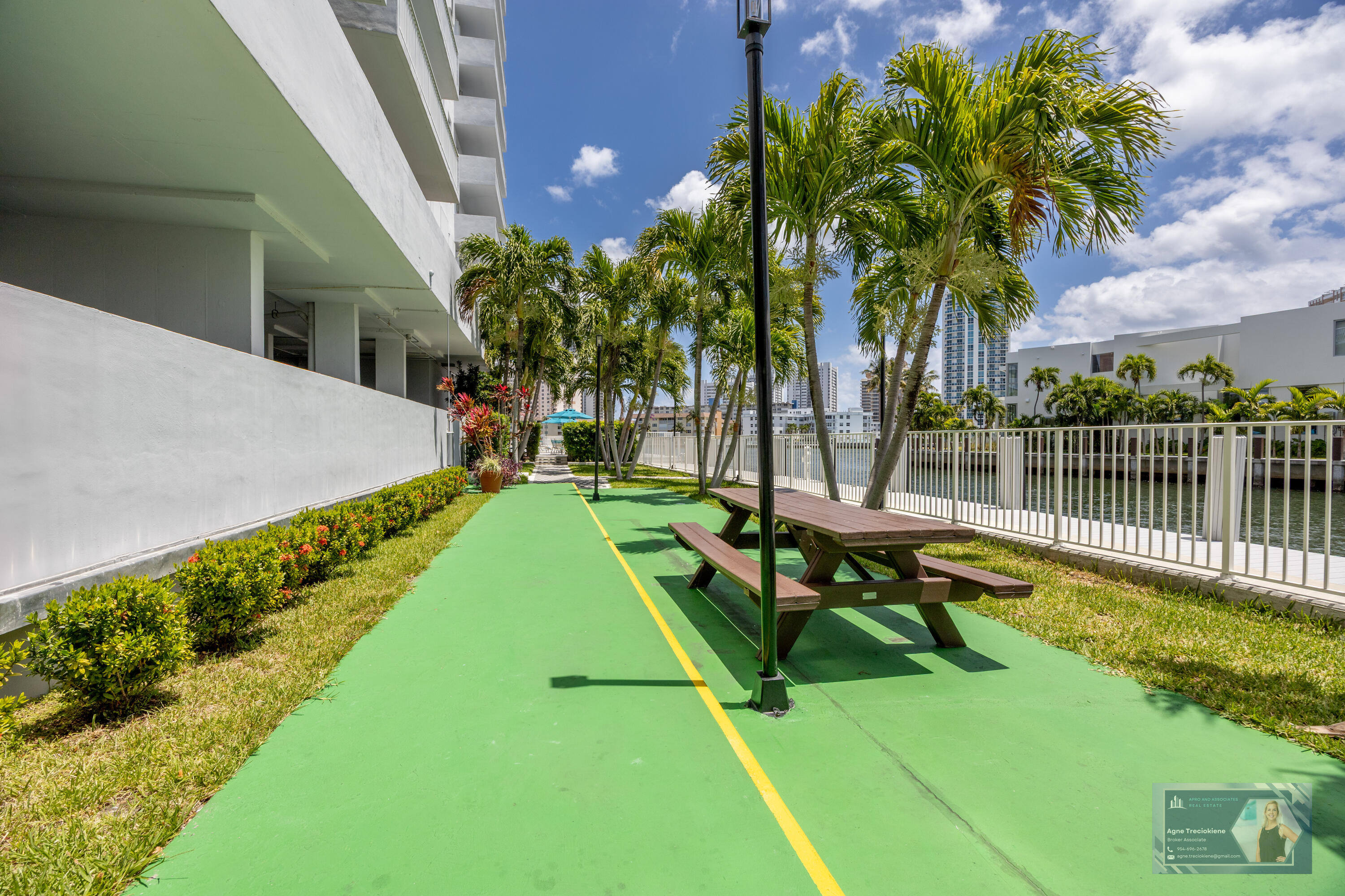 137 Golden Isles #914, Hallandale Beach FL 33009