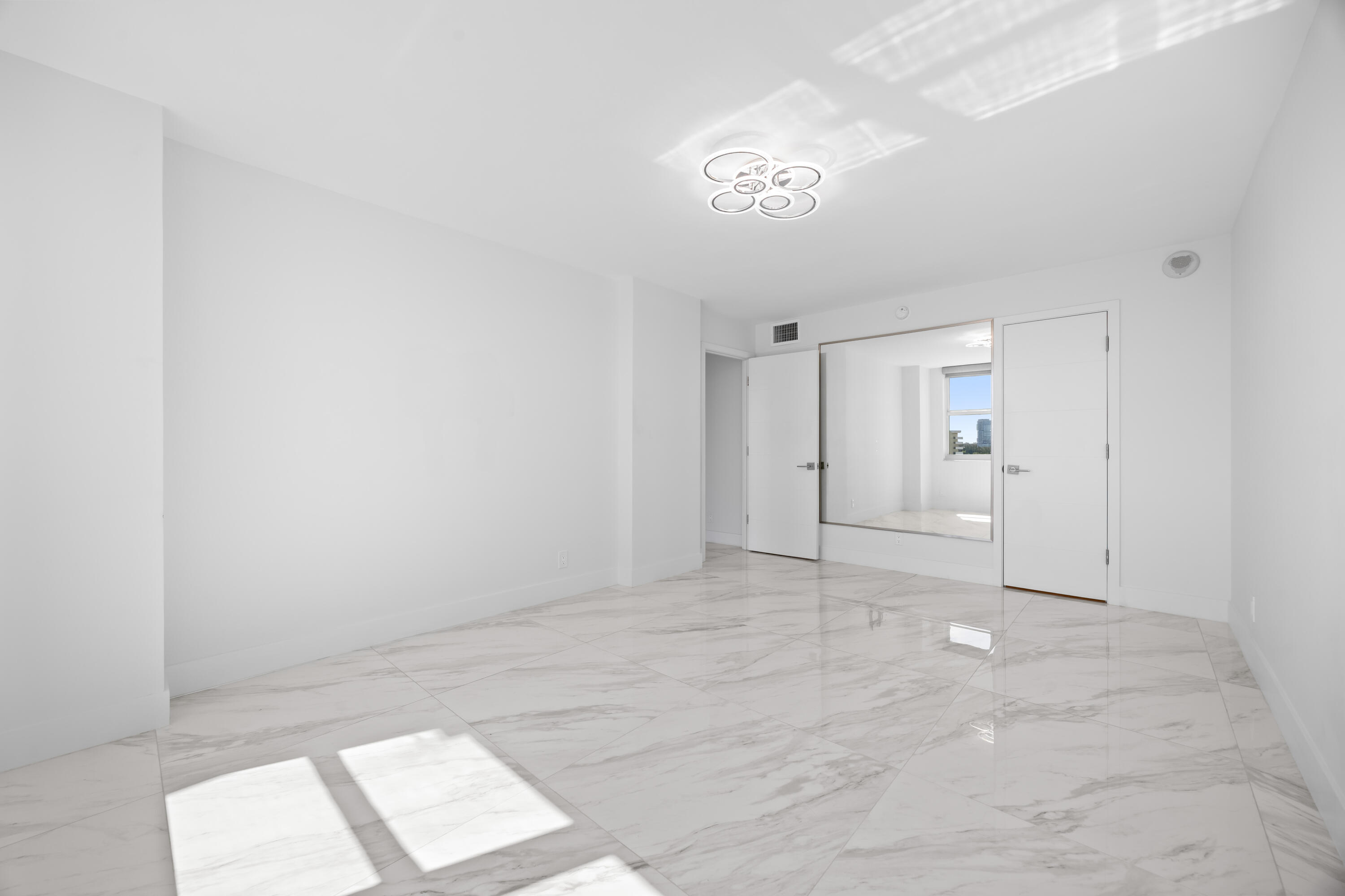 137 Golden Isles #914, Hallandale Beach FL 33009