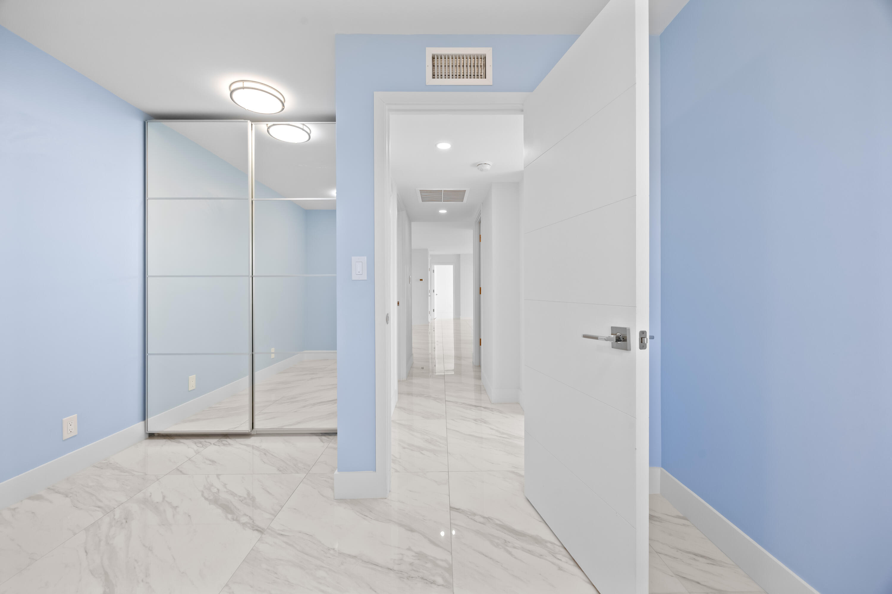 137 Golden Isles #914, Hallandale Beach FL 33009