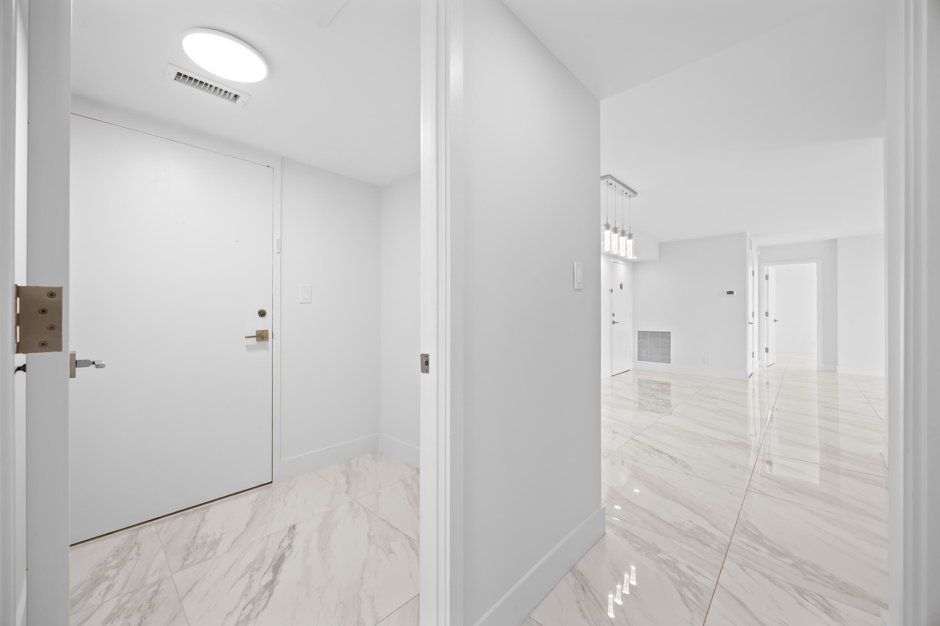 137 Golden Isles #914, Hallandale Beach FL 33009