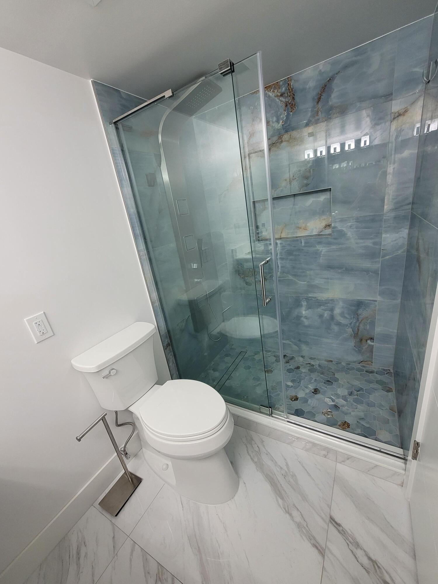 137 Golden Isles #914, Hallandale Beach FL 33009