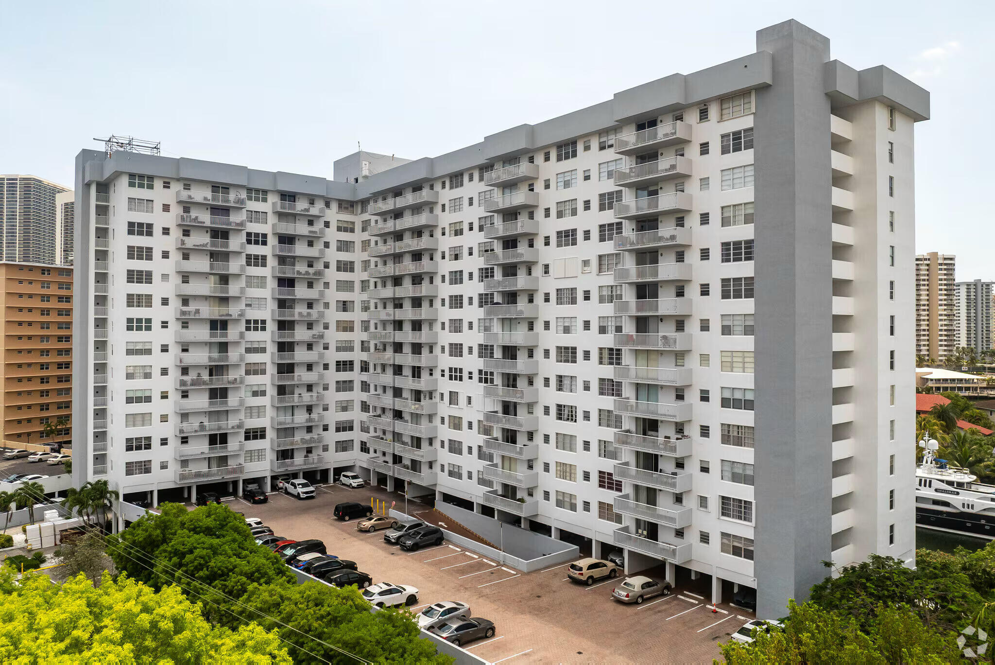 137 Golden Isles #914, Hallandale Beach FL 33009