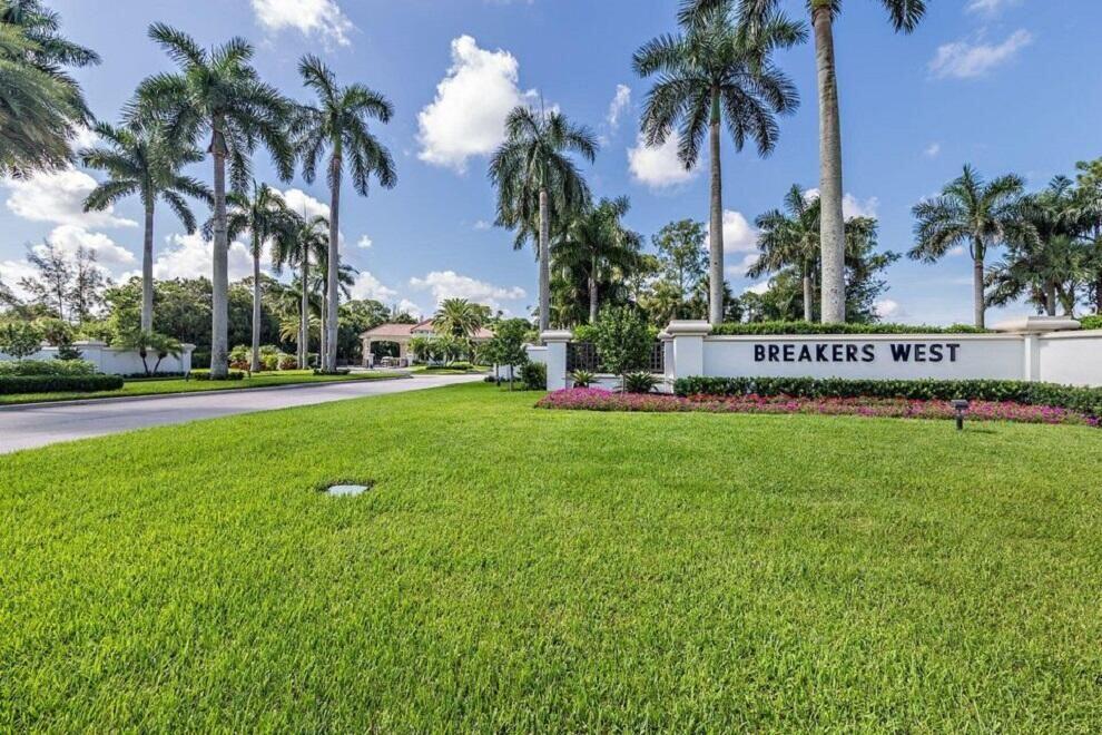 1504 Breakers West, West Palm Beach FL 33411
