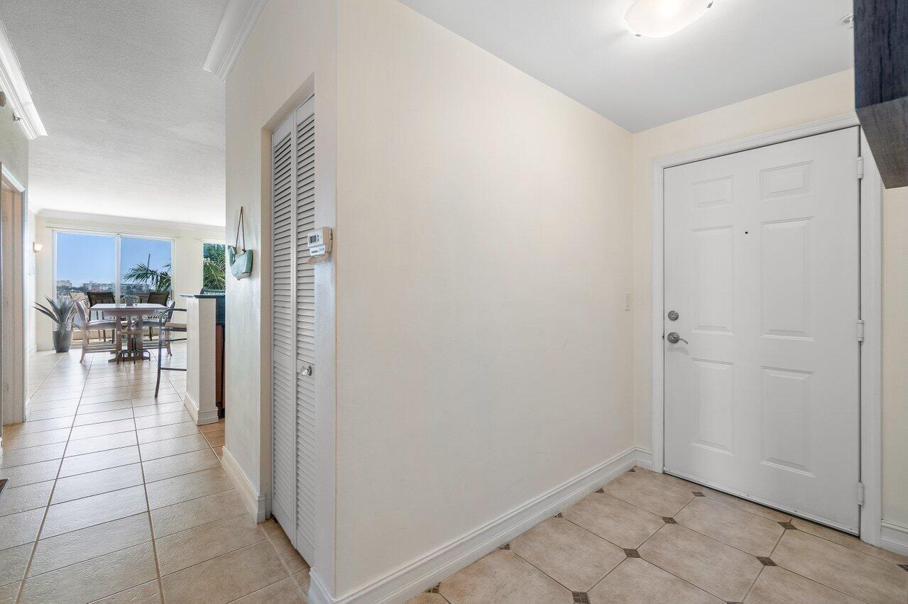 806 E Windward 301 #301, Lantana FL 33462