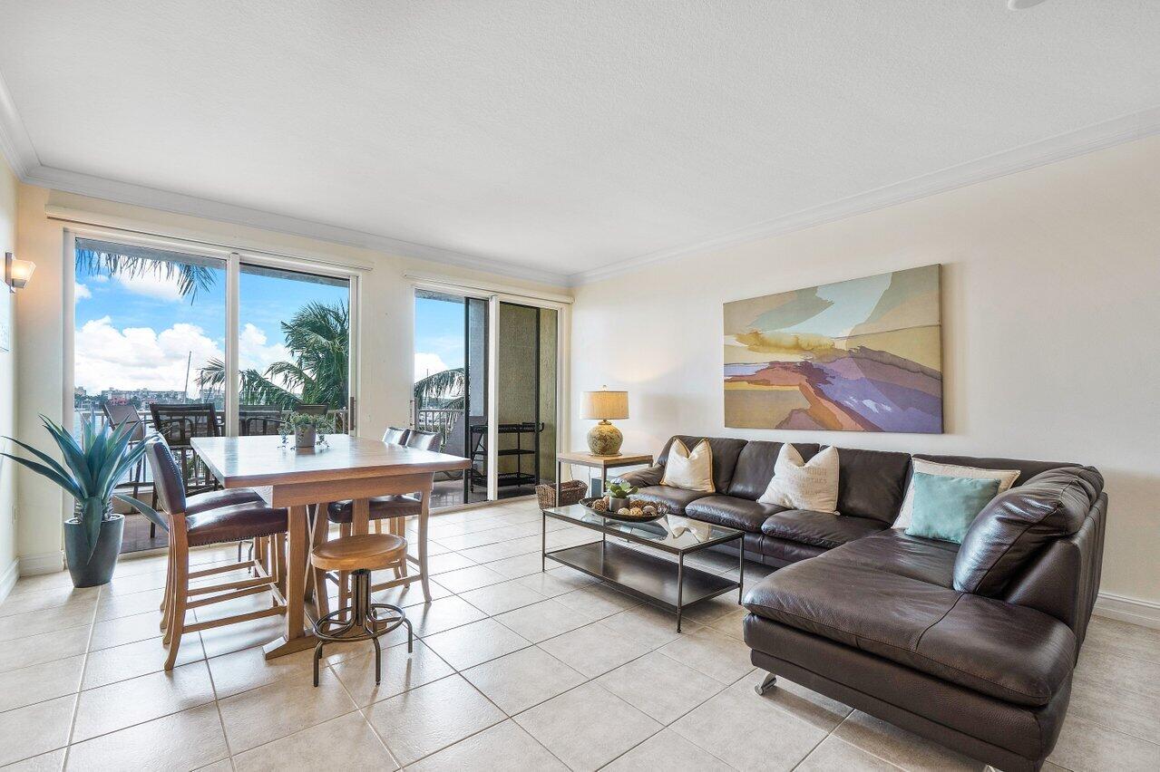 806 E Windward 301 #301, Lantana FL 33462