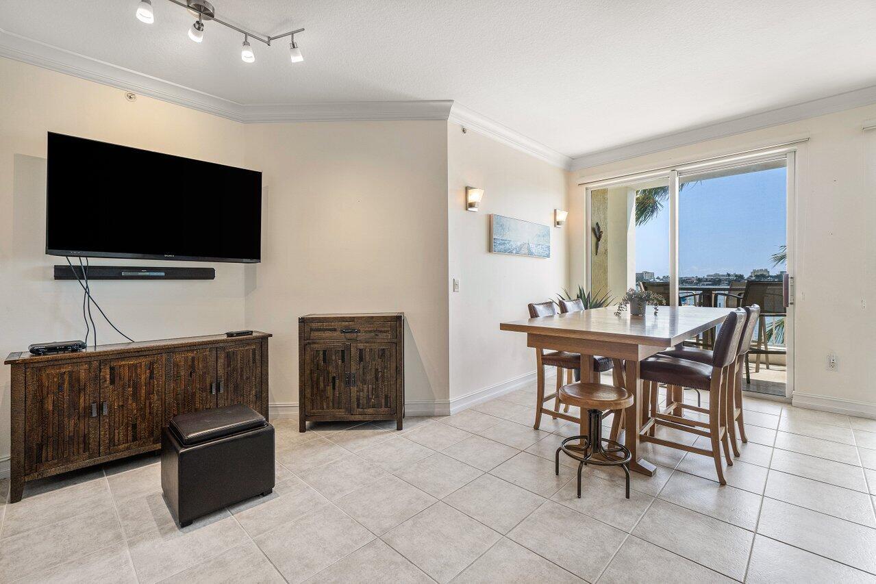 806 E Windward 301 #301, Lantana FL 33462