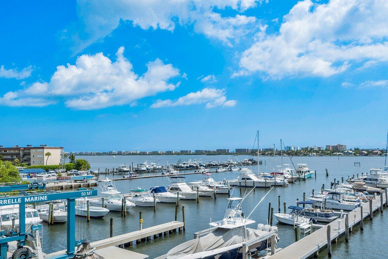 806 E Windward 301 #301, Lantana FL 33462