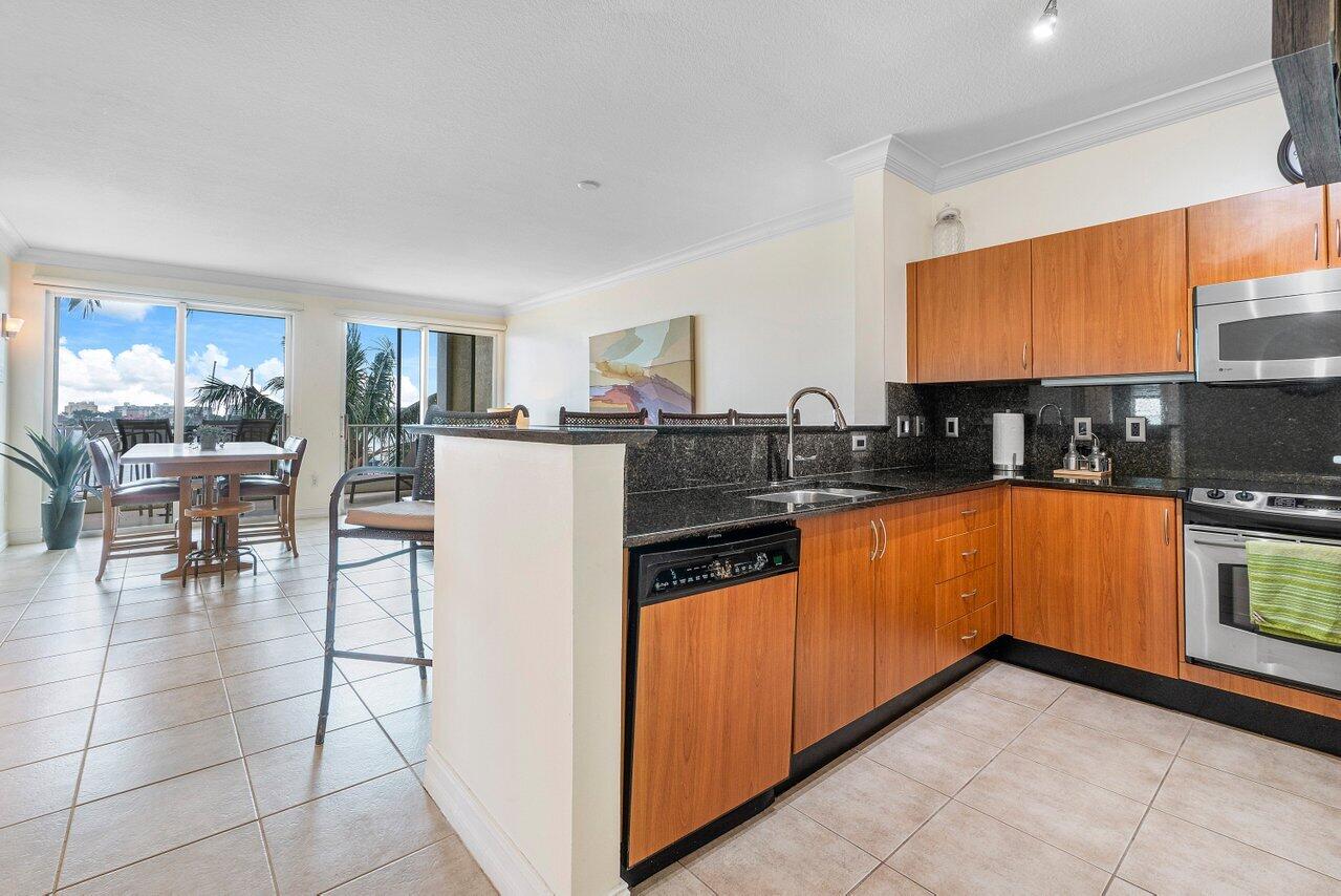 806 E Windward 301 #301, Lantana FL 33462