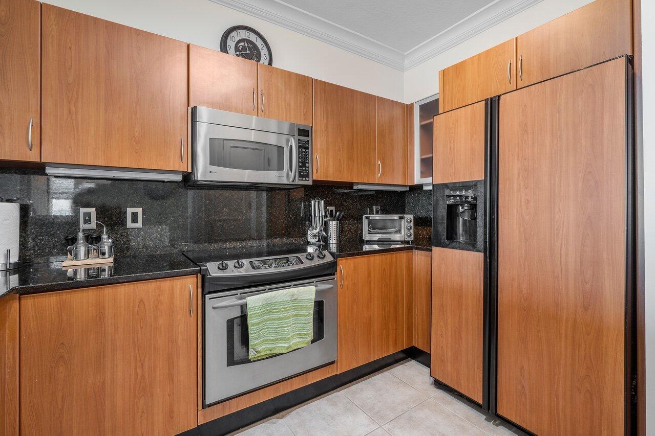 806 E Windward 301 #301, Lantana FL 33462