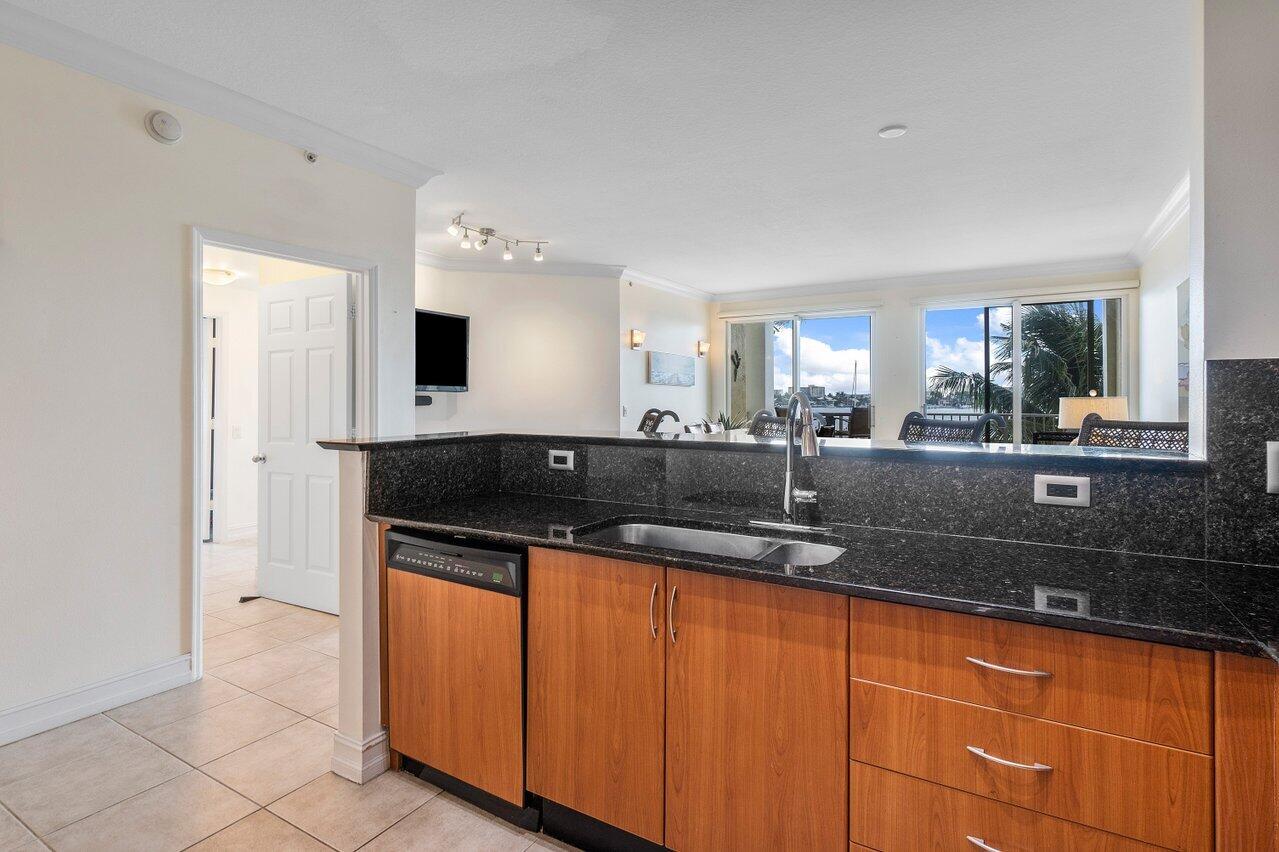 806 E Windward 301 #301, Lantana FL 33462