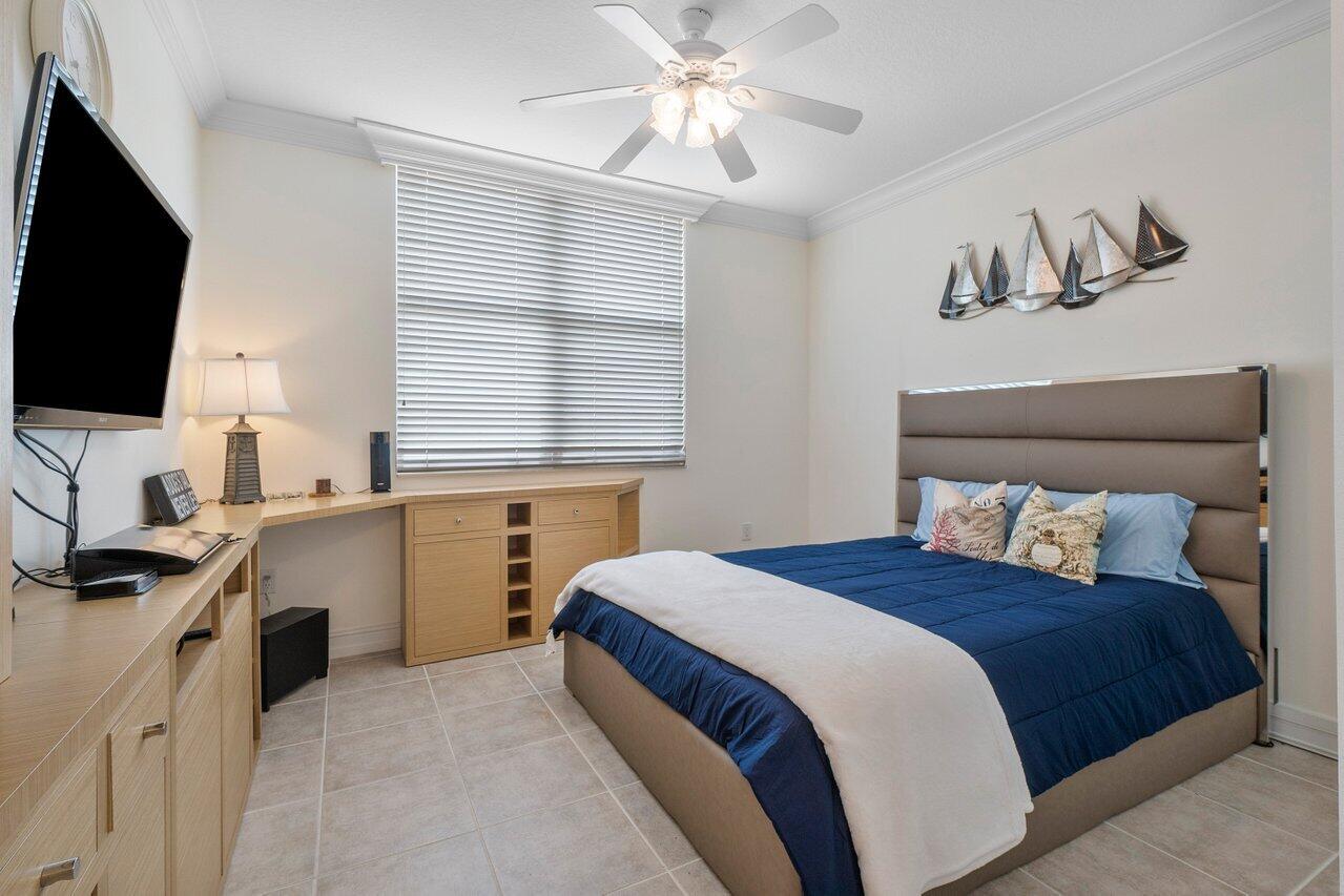 806 E Windward 301 #301, Lantana FL 33462