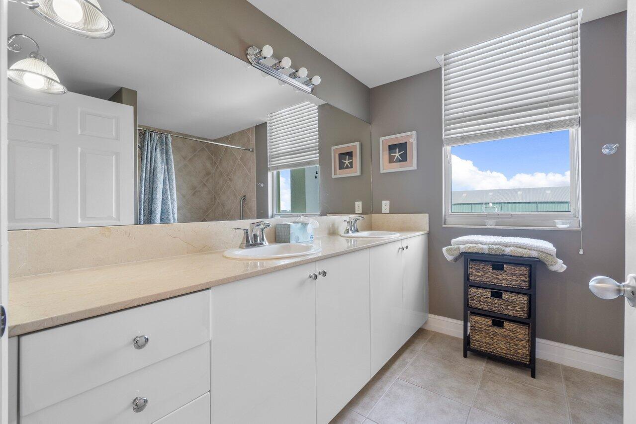 806 E Windward 301 #301, Lantana FL 33462
