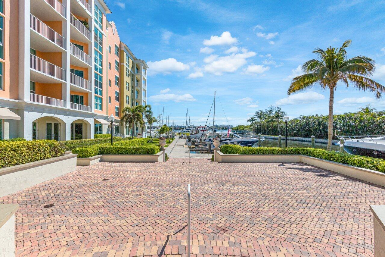 806 E Windward 301 #301, Lantana FL 33462