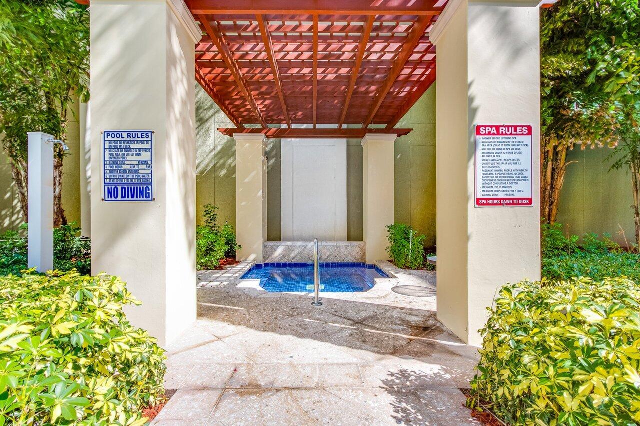 806 E Windward 301 #301, Lantana FL 33462