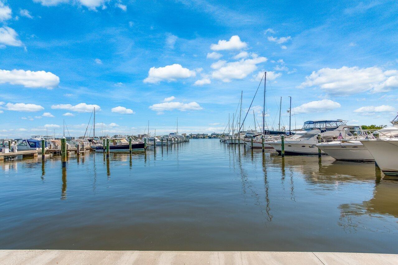 806 E Windward 301 #301, Lantana FL 33462