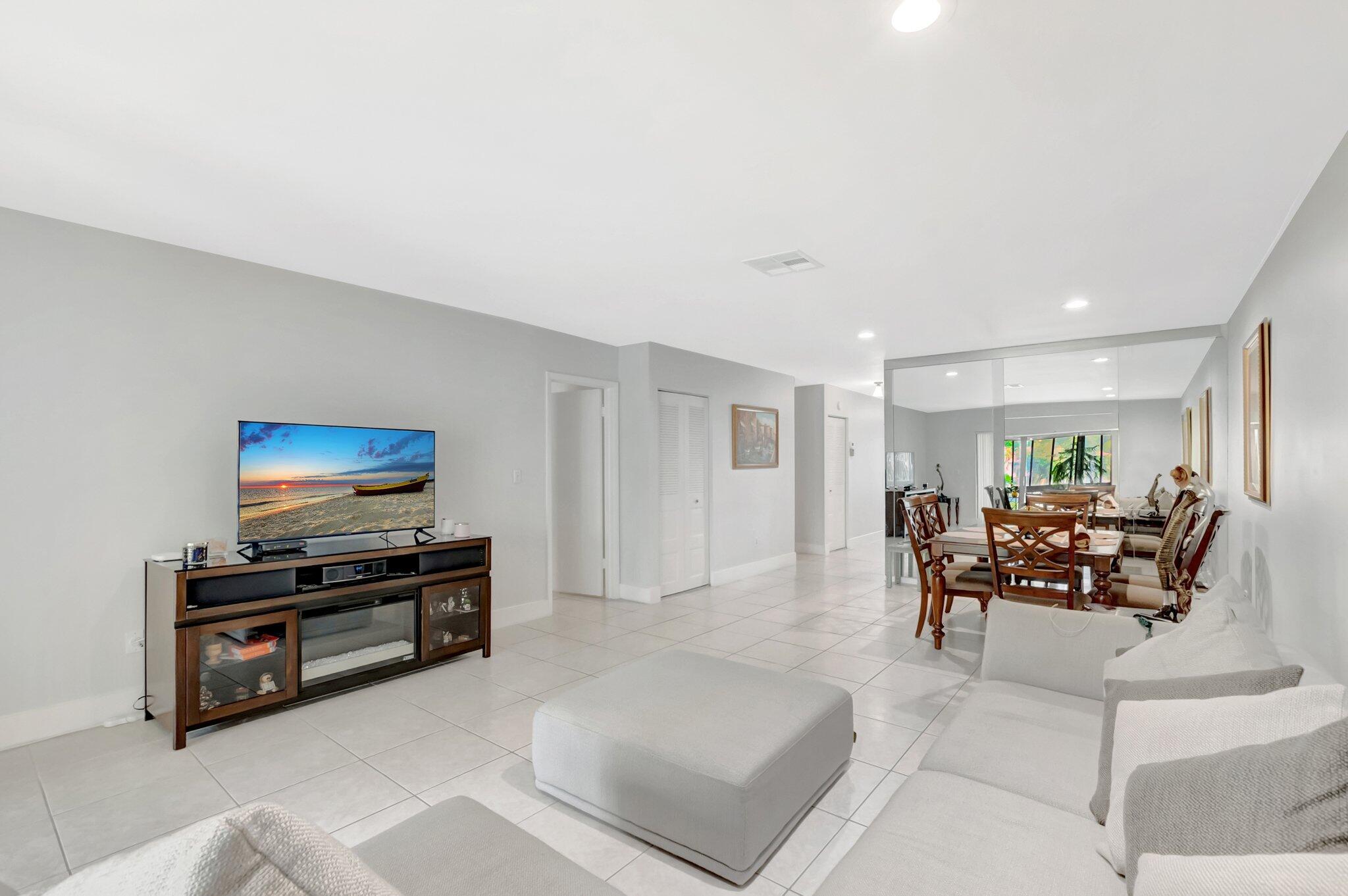 21214 Lago #8f, Boca Raton FL 33433