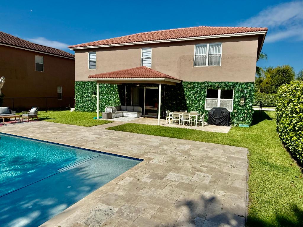 1534 Newhaven Point, West Palm Beach FL 33411
