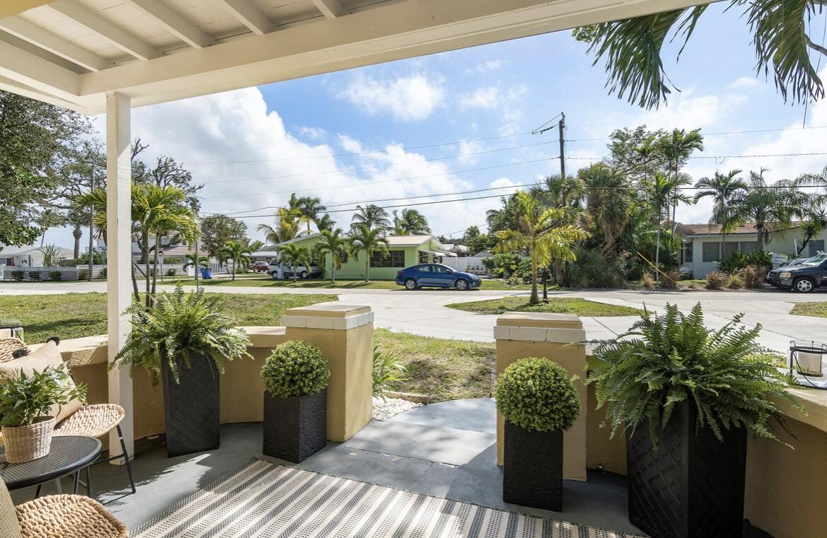 727 S Lake, Lantana FL 33462