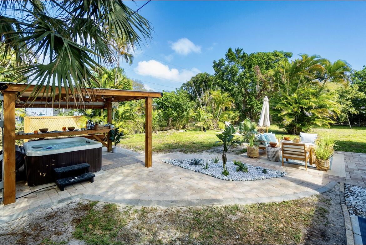 727 S Lake, Lantana FL 33462