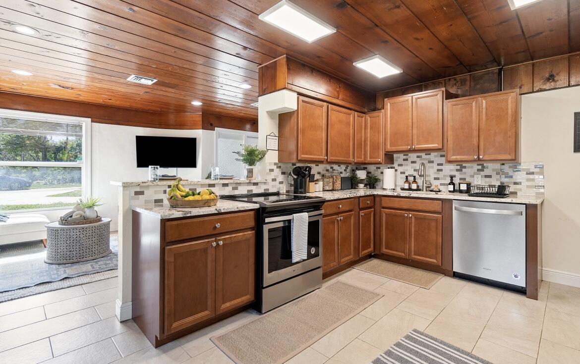727 S Lake, Lantana FL 33462
